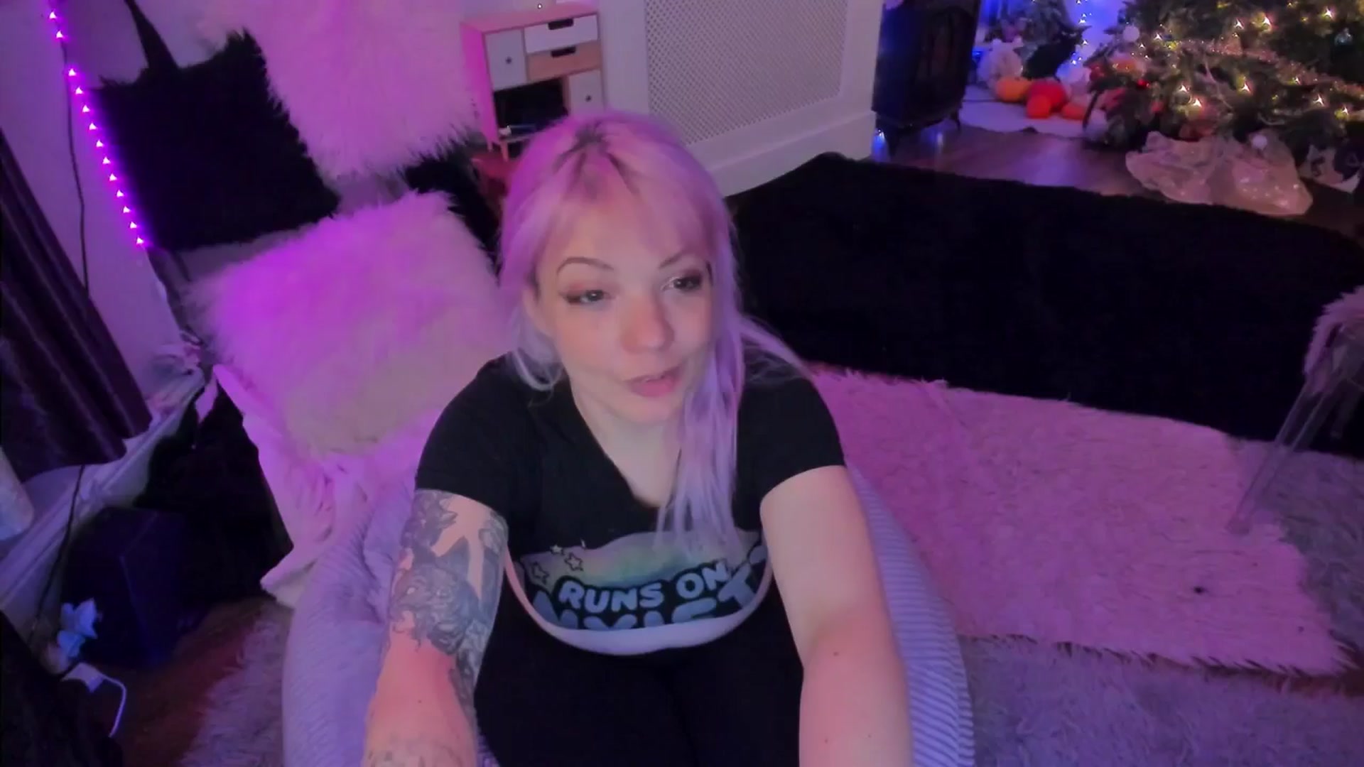 Gallery image thumbnail from LunaWolfie's myfreecams stream on, 12/16/2025, 22:41 image 18 of 20