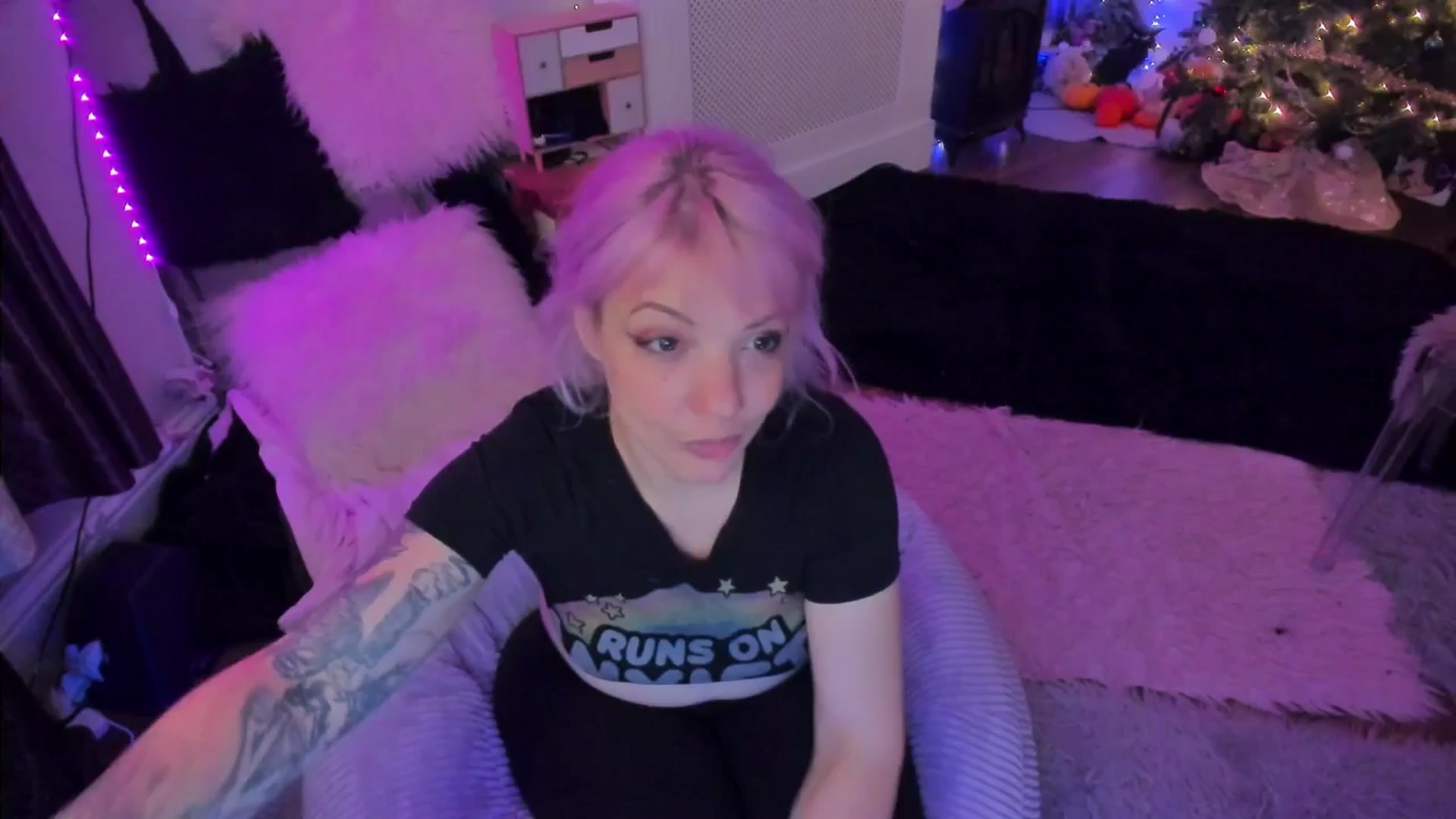 Gallery image thumbnail from LunaWolfie's myfreecams stream on, 12/16/2025, 22:41 image 15 of 20