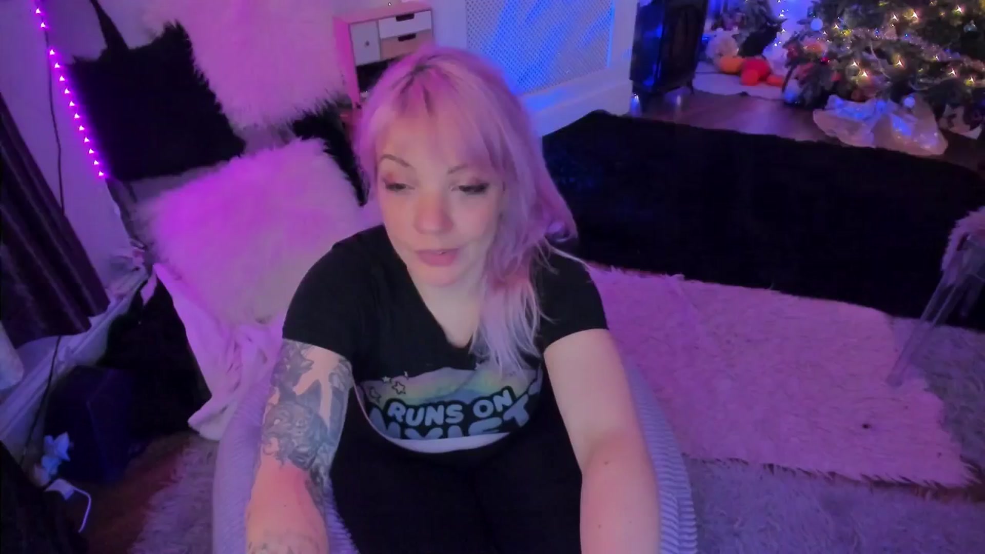 Gallery image thumbnail from LunaWolfie's myfreecams stream on, 12/16/2025, 22:41 image 7 of 20