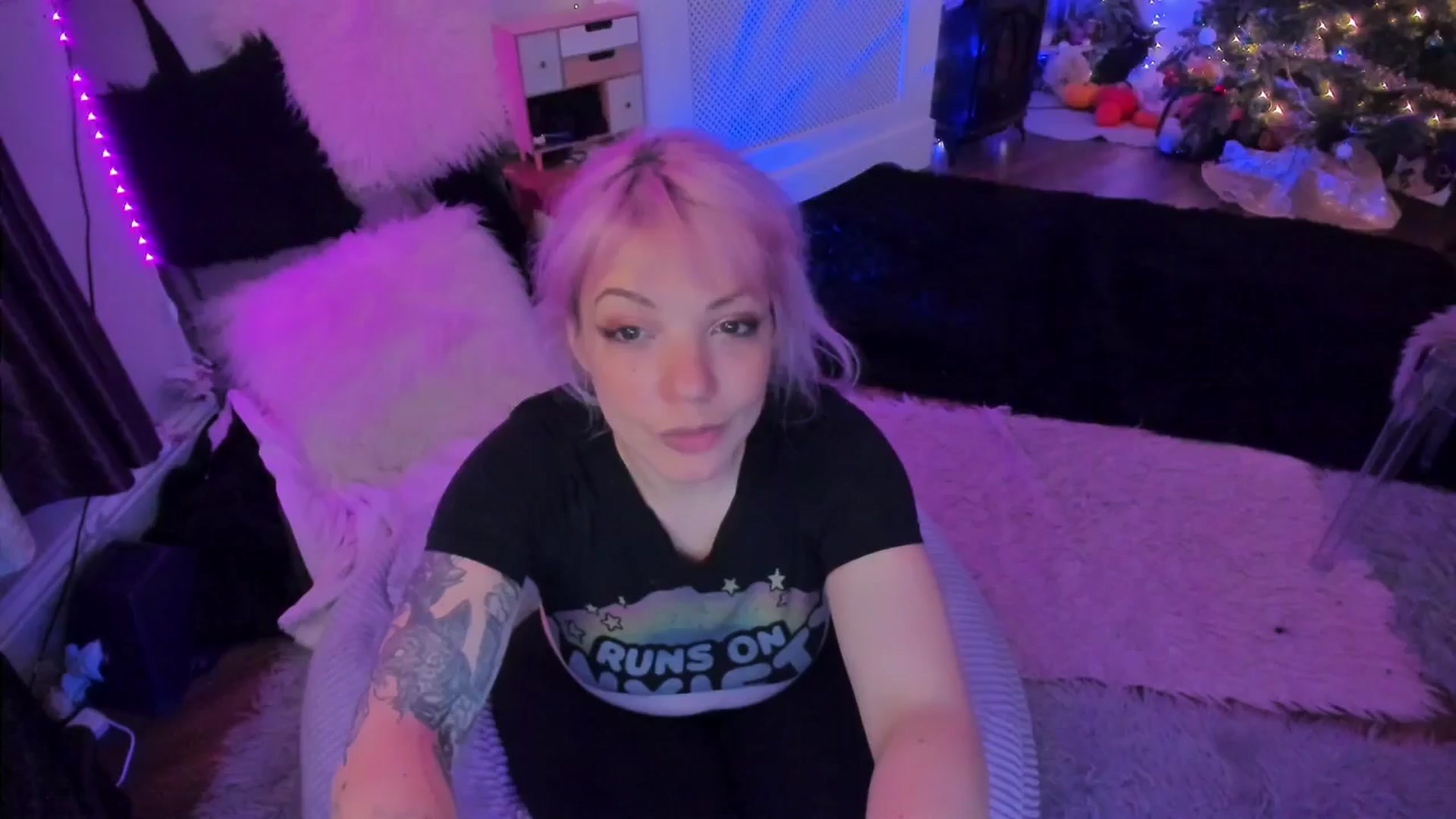 Gallery image thumbnail from LunaWolfie's myfreecams stream on, 12/16/2025, 22:41 image 11 of 20