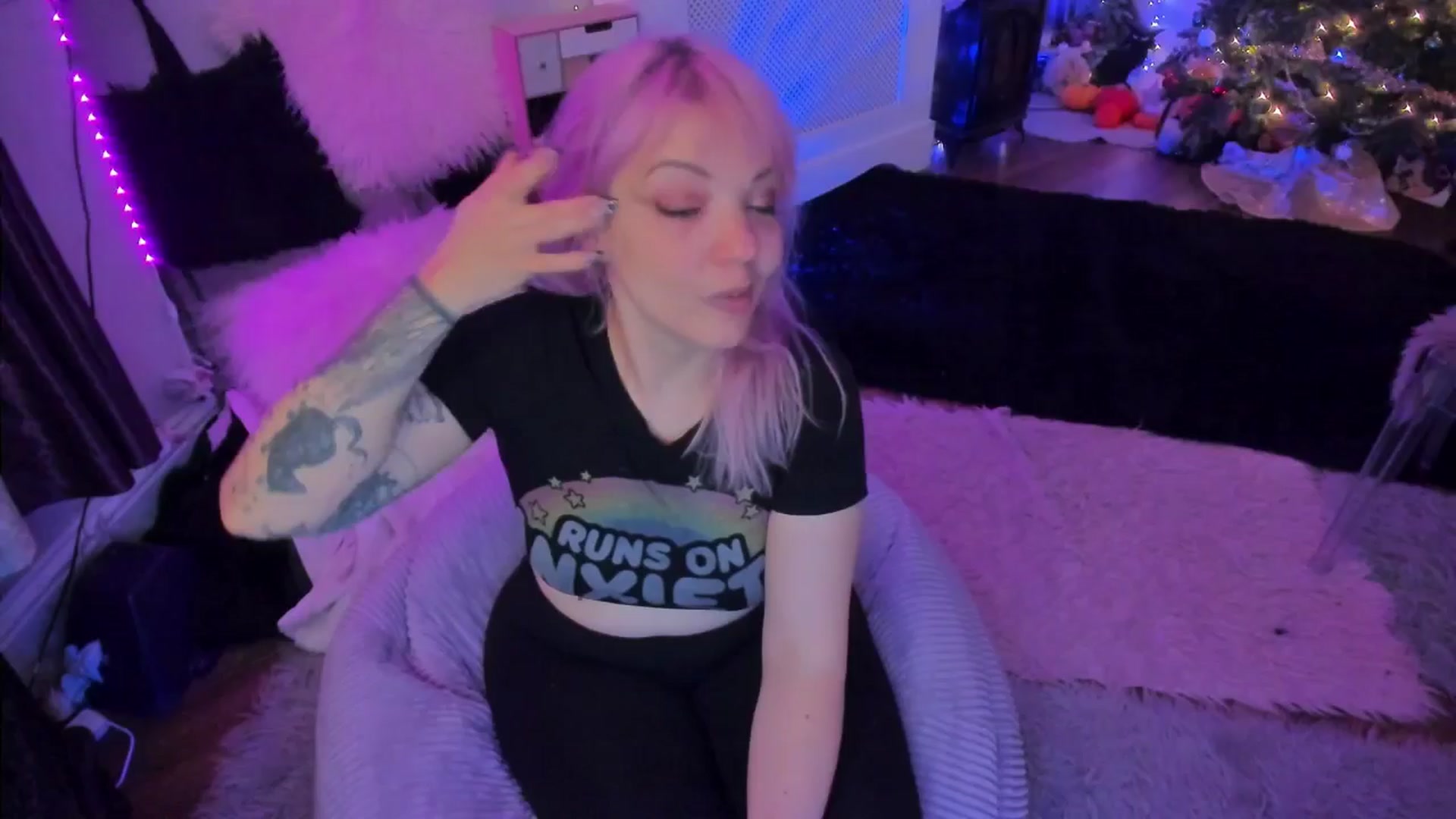 Gallery image thumbnail from LunaWolfie's myfreecams stream on, 12/16/2025, 22:41 image 5 of 20