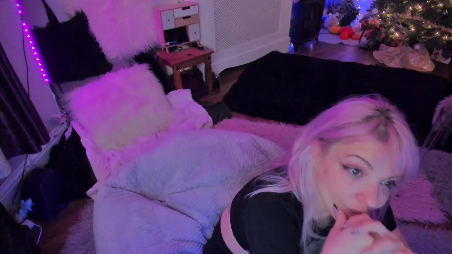 Gallery image thumbnail from LunaWolfie's myfreecams stream on, 12/16/2025, 22:41 image 19 of 20