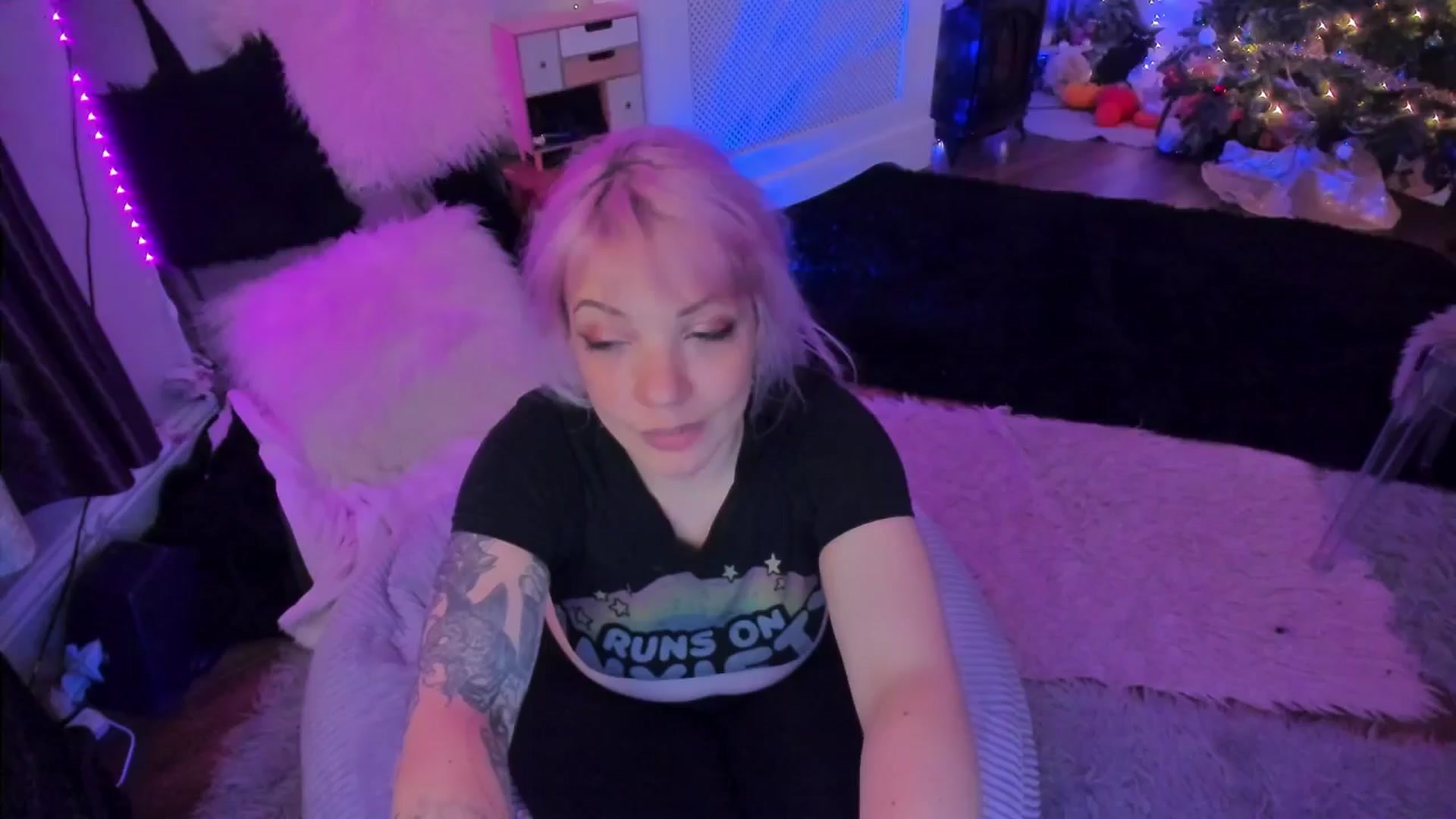 Gallery image thumbnail from LunaWolfie's myfreecams stream on, 12/16/2025, 22:41 image 14 of 20