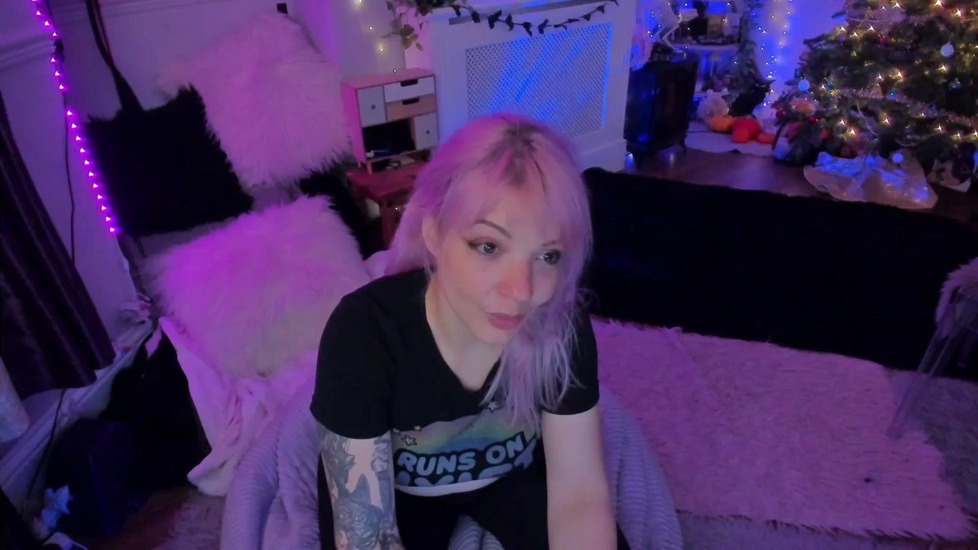 Gallery image thumbnail from LunaWolfie's myfreecams stream on, 12/16/2025, 22:41 image 1 of 20