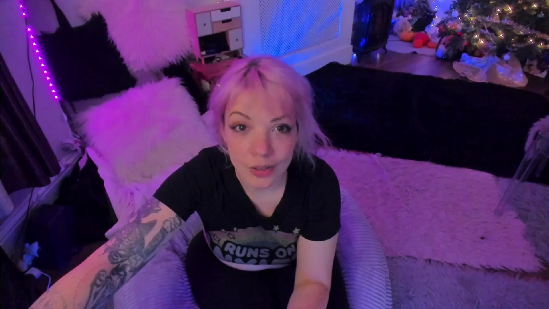 Gallery image thumbnail from LunaWolfie's myfreecams stream on, 12/16/2025, 22:41 image 10 of 20