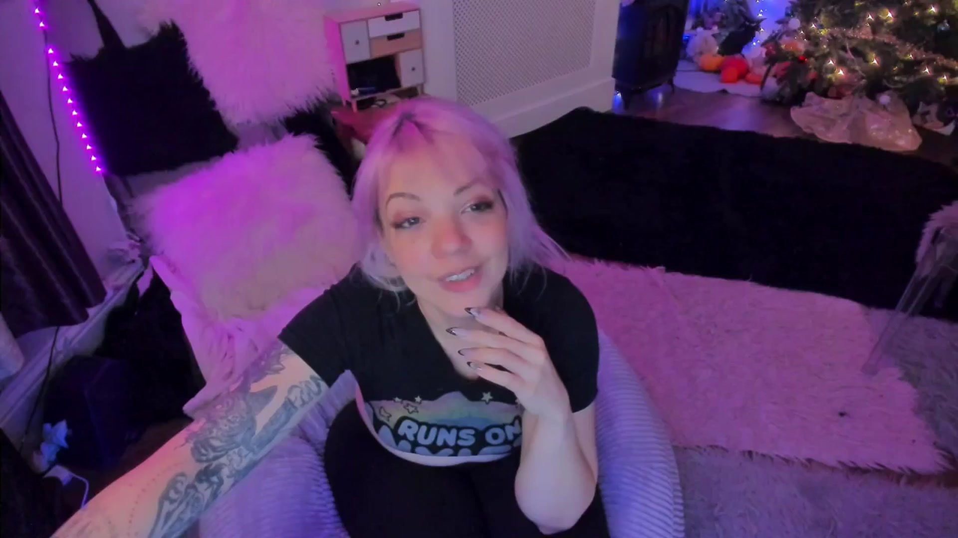 Gallery image thumbnail from LunaWolfie's myfreecams stream on, 12/16/2025, 22:41 image 17 of 20
