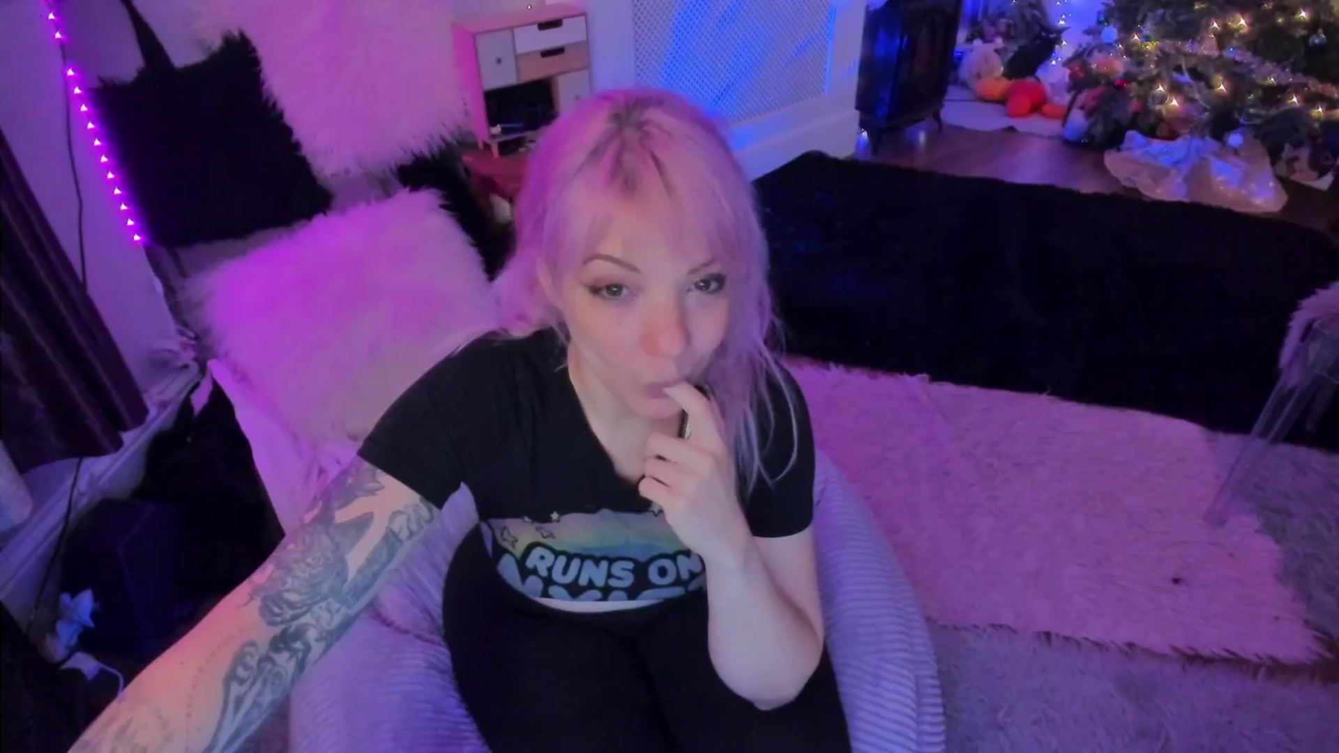 Gallery image thumbnail from LunaWolfie's myfreecams stream on, 12/16/2025, 22:41 image 4 of 20