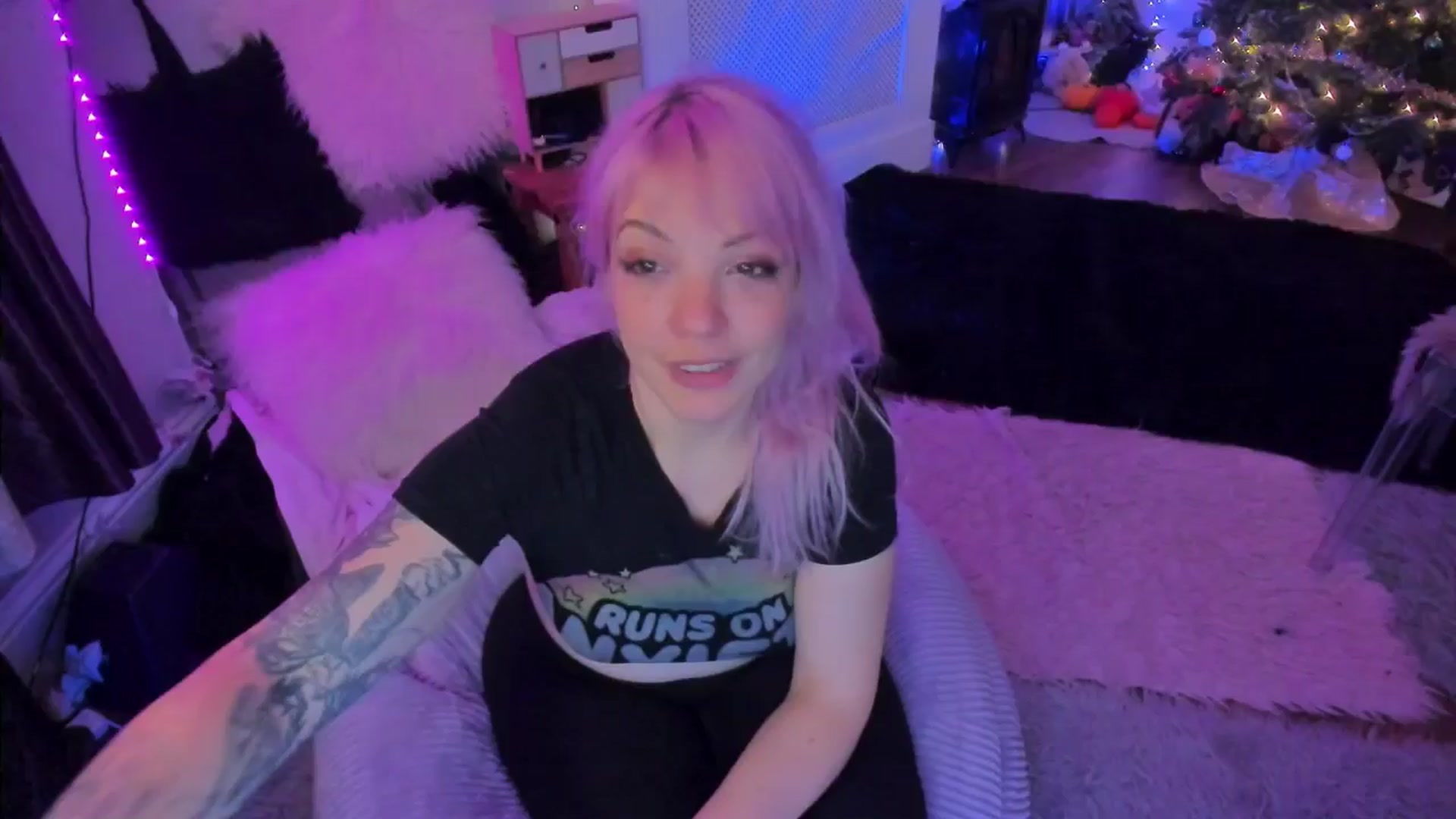 Gallery image thumbnail from LunaWolfie's myfreecams stream on, 12/16/2025, 22:41 image 6 of 20