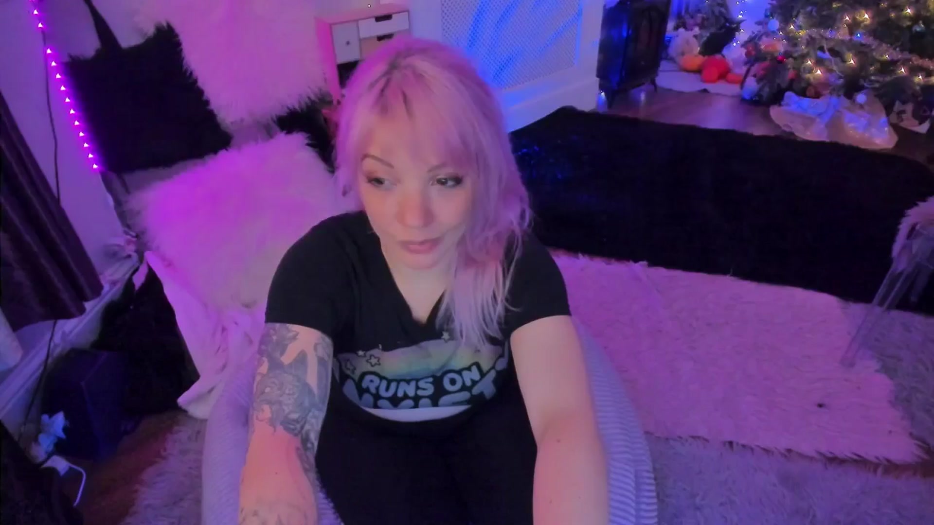 Gallery image thumbnail from LunaWolfie's myfreecams stream on, 12/16/2025, 22:41 image 2 of 20