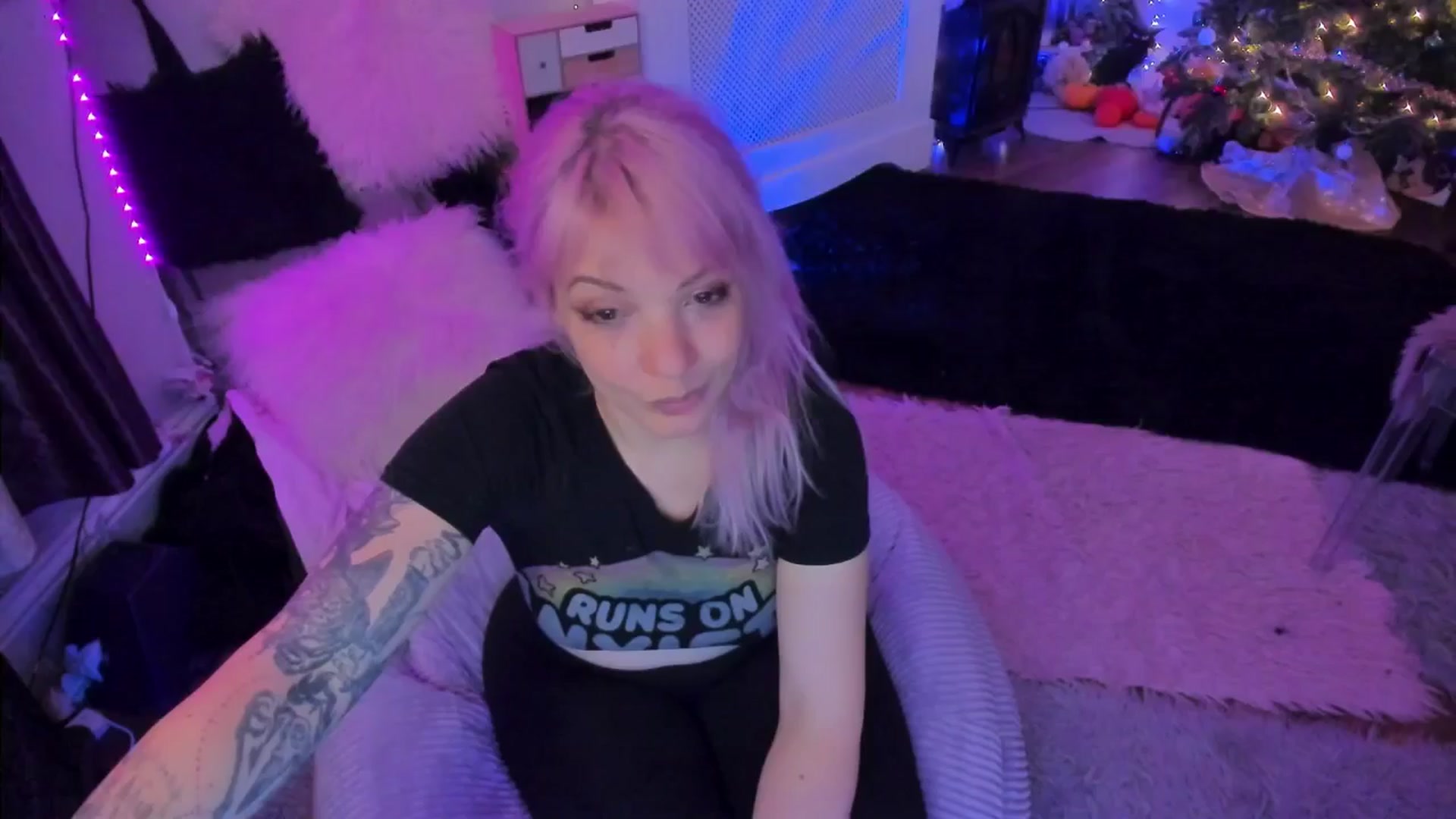 Gallery image thumbnail from LunaWolfie's myfreecams stream on, 12/16/2025, 22:41 image 8 of 20