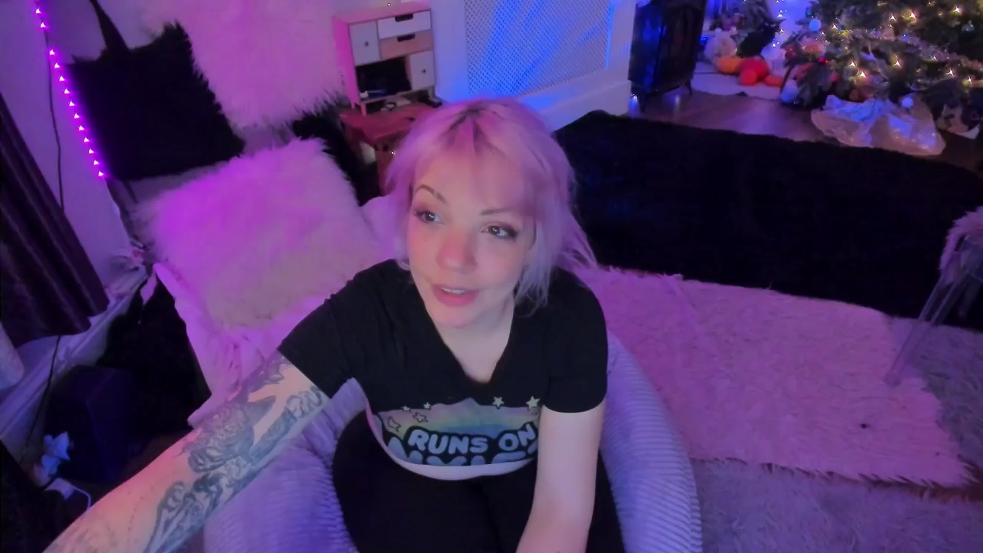 Gallery image thumbnail from LunaWolfie's myfreecams stream on, 12/16/2025, 22:41 image 13 of 20