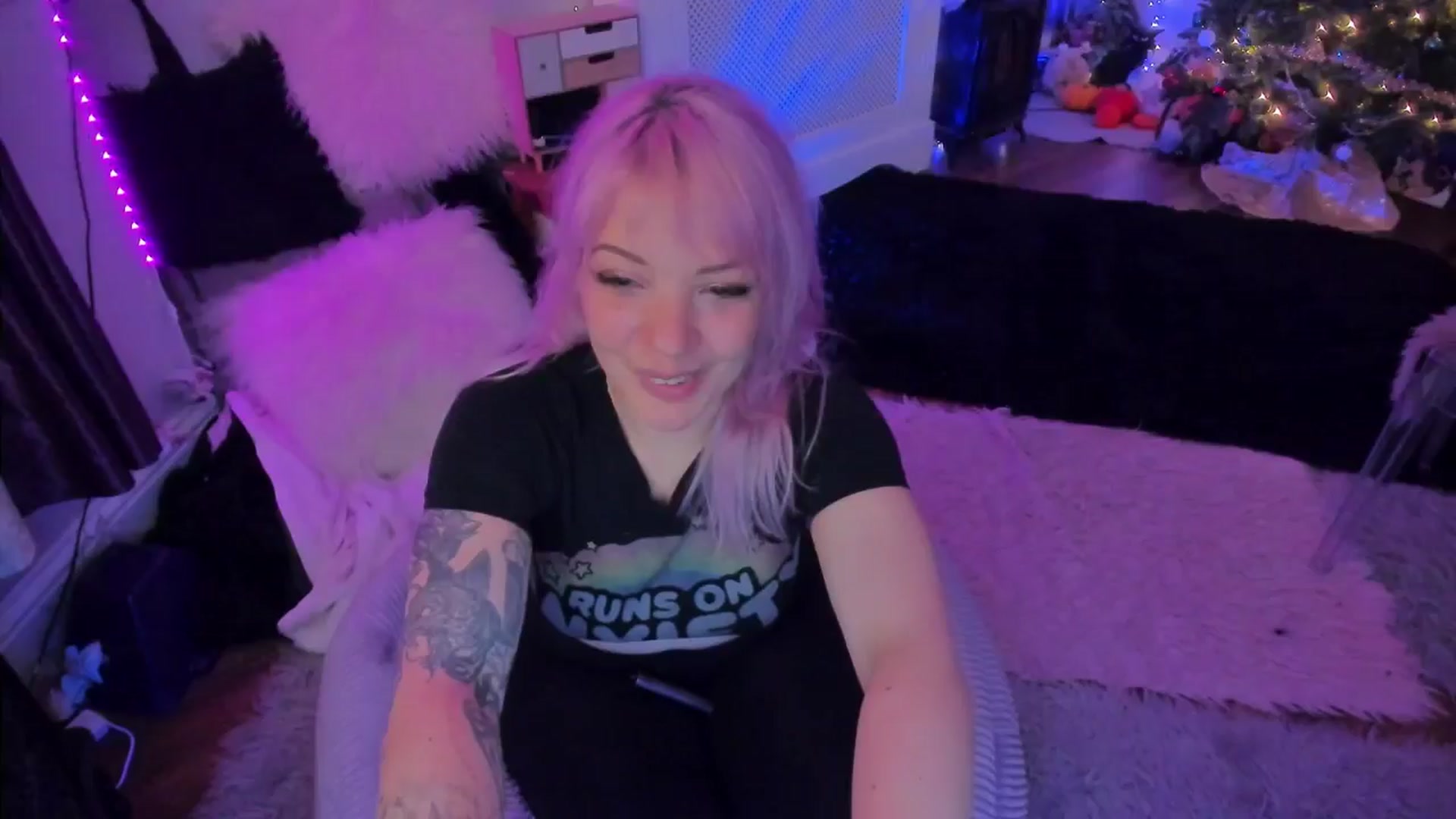 Gallery image thumbnail from LunaWolfie's myfreecams stream on, 12/16/2025, 22:41 image 3 of 20