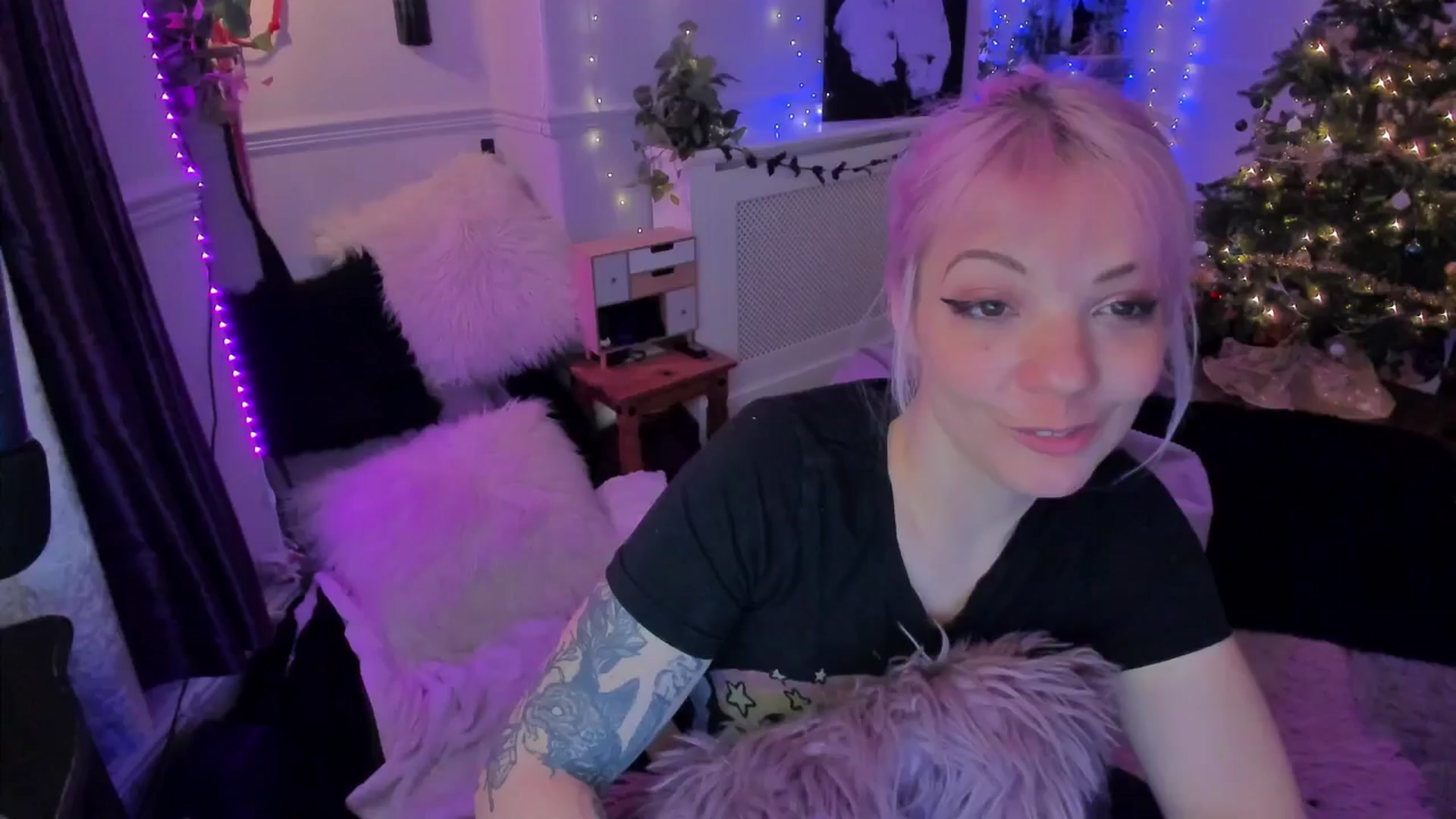 Gallery image thumbnail from LunaWolfie's myfreecams stream on, 12/16/2025, 23:31 image 14 of 20
