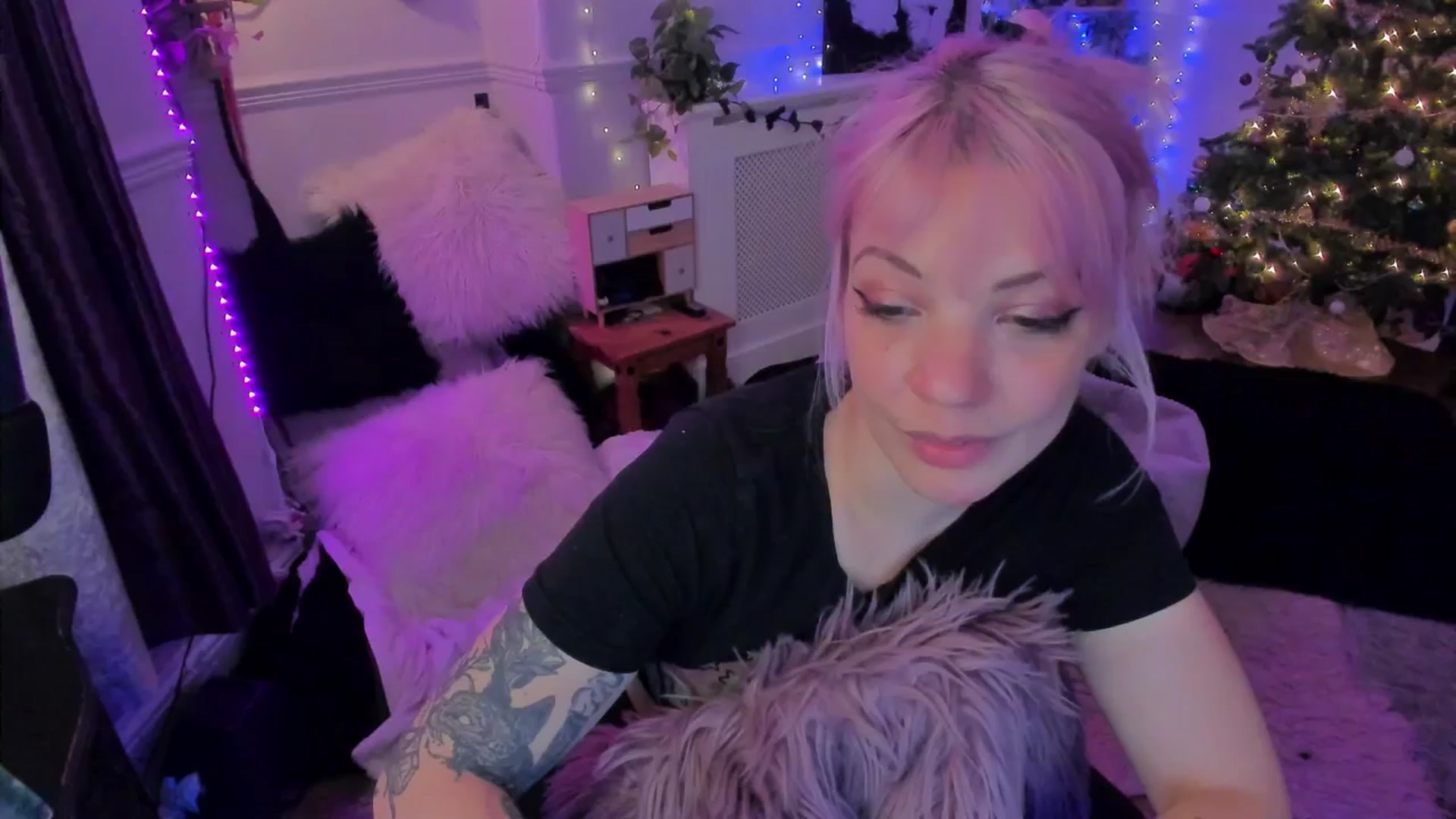 Gallery image thumbnail from LunaWolfie's myfreecams stream on, 12/16/2025, 23:31 image 13 of 20