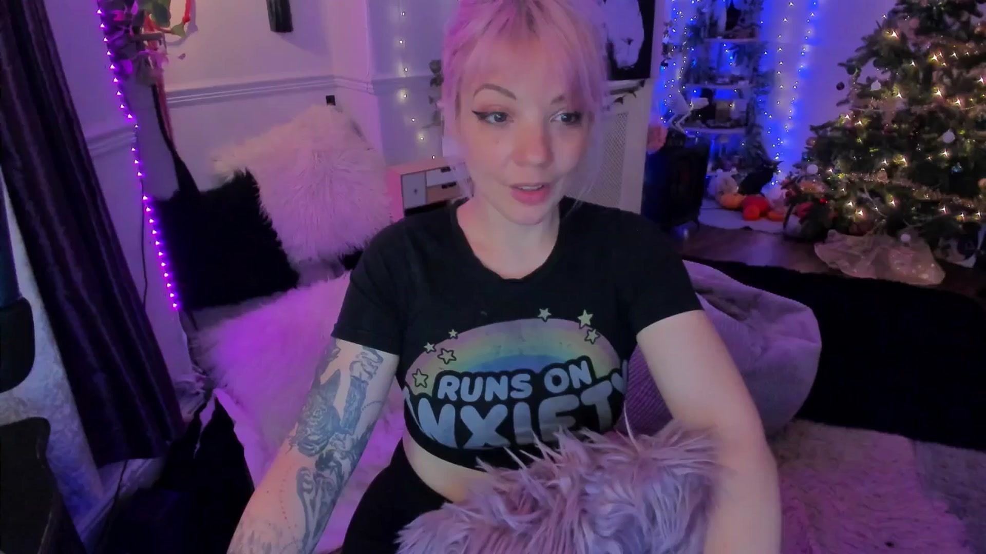 Gallery image thumbnail from LunaWolfie's myfreecams stream on, 12/16/2025, 23:31 image 19 of 20