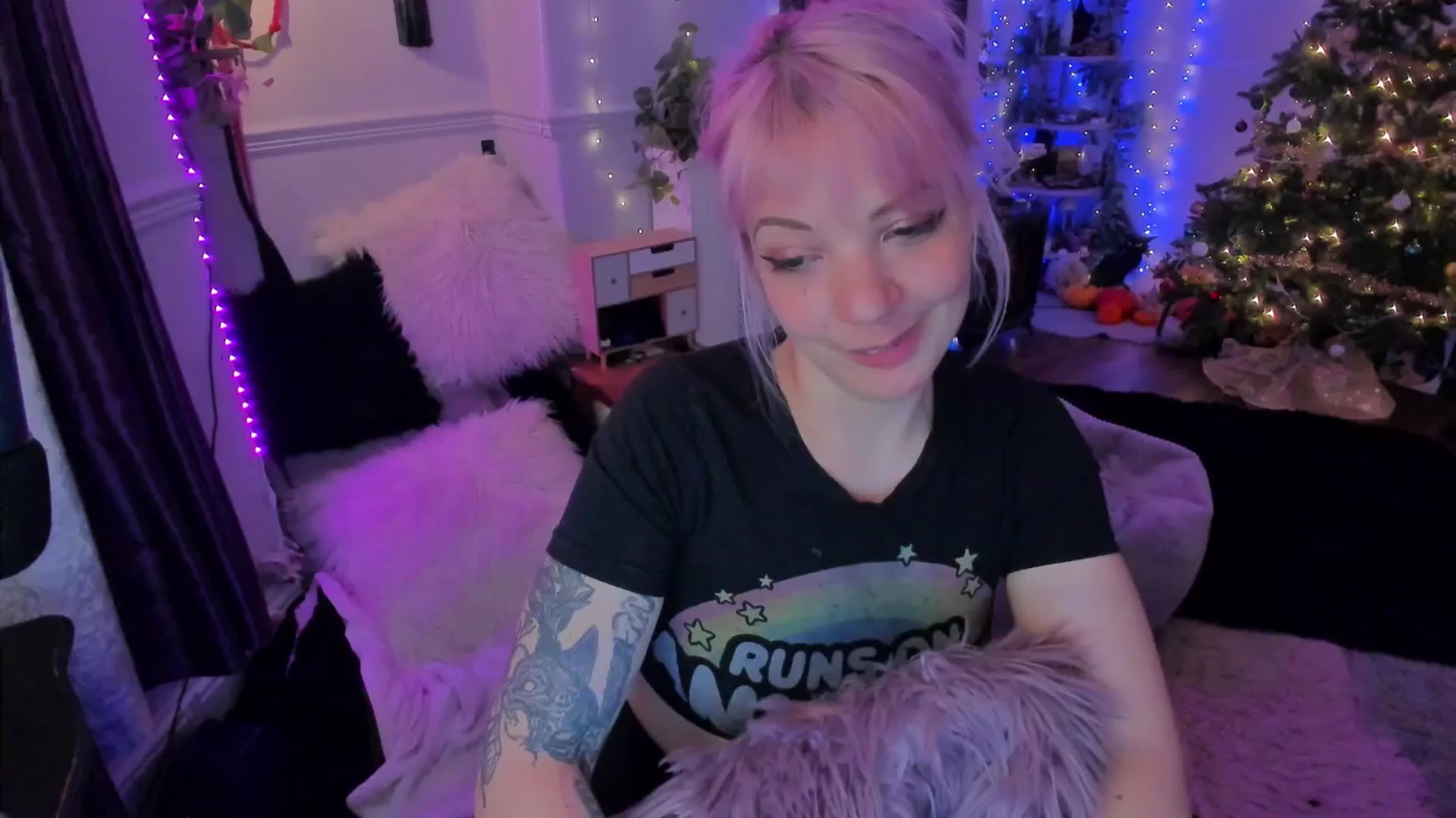 Gallery image thumbnail from LunaWolfie's myfreecams stream on, 12/16/2025, 23:31 image 15 of 20