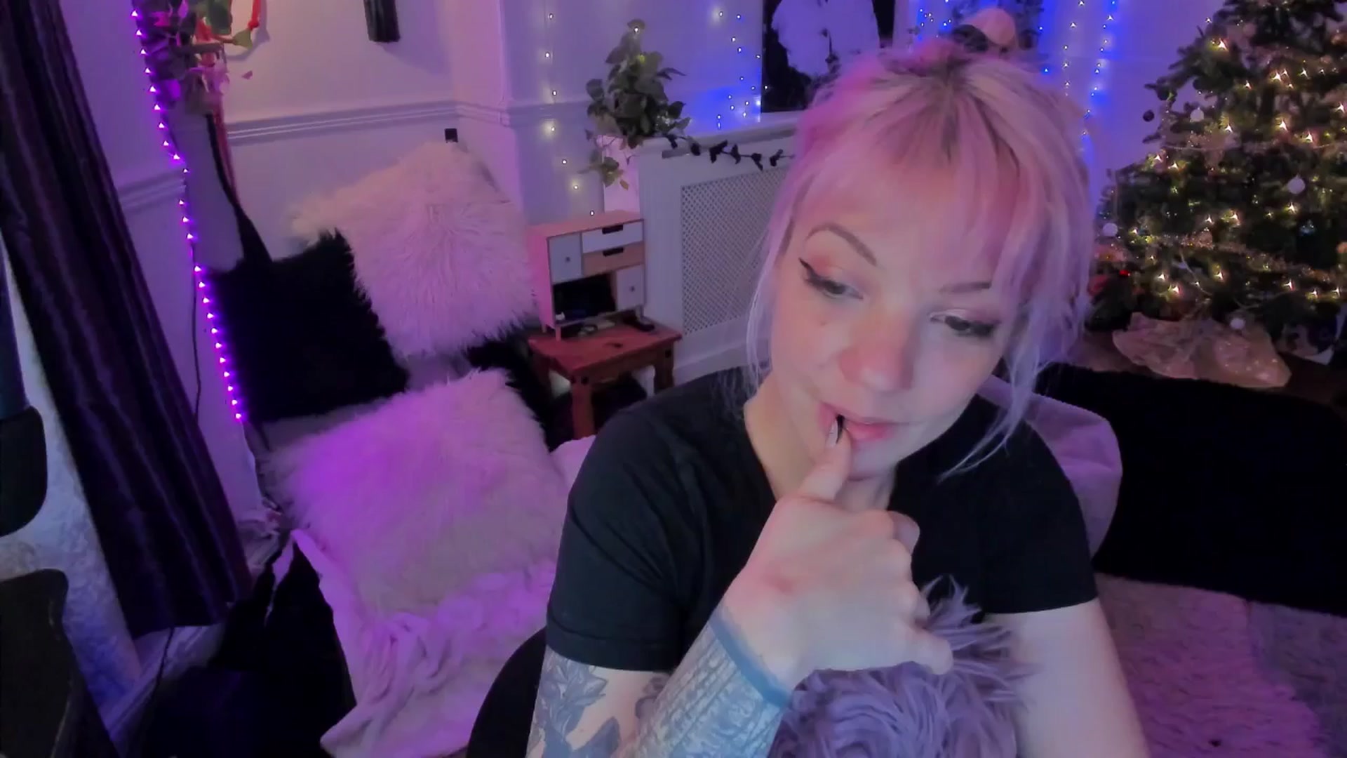 Gallery image thumbnail from LunaWolfie's myfreecams stream on, 12/16/2025, 23:31 image 17 of 20