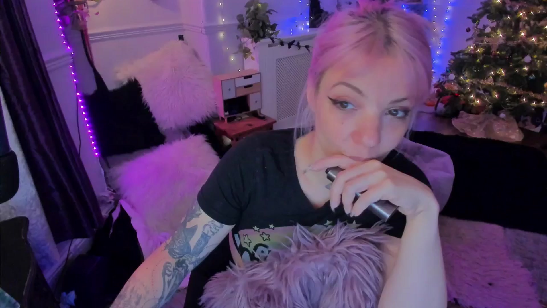 Gallery image thumbnail from LunaWolfie's myfreecams stream on, 12/16/2025, 23:31 image 9 of 20