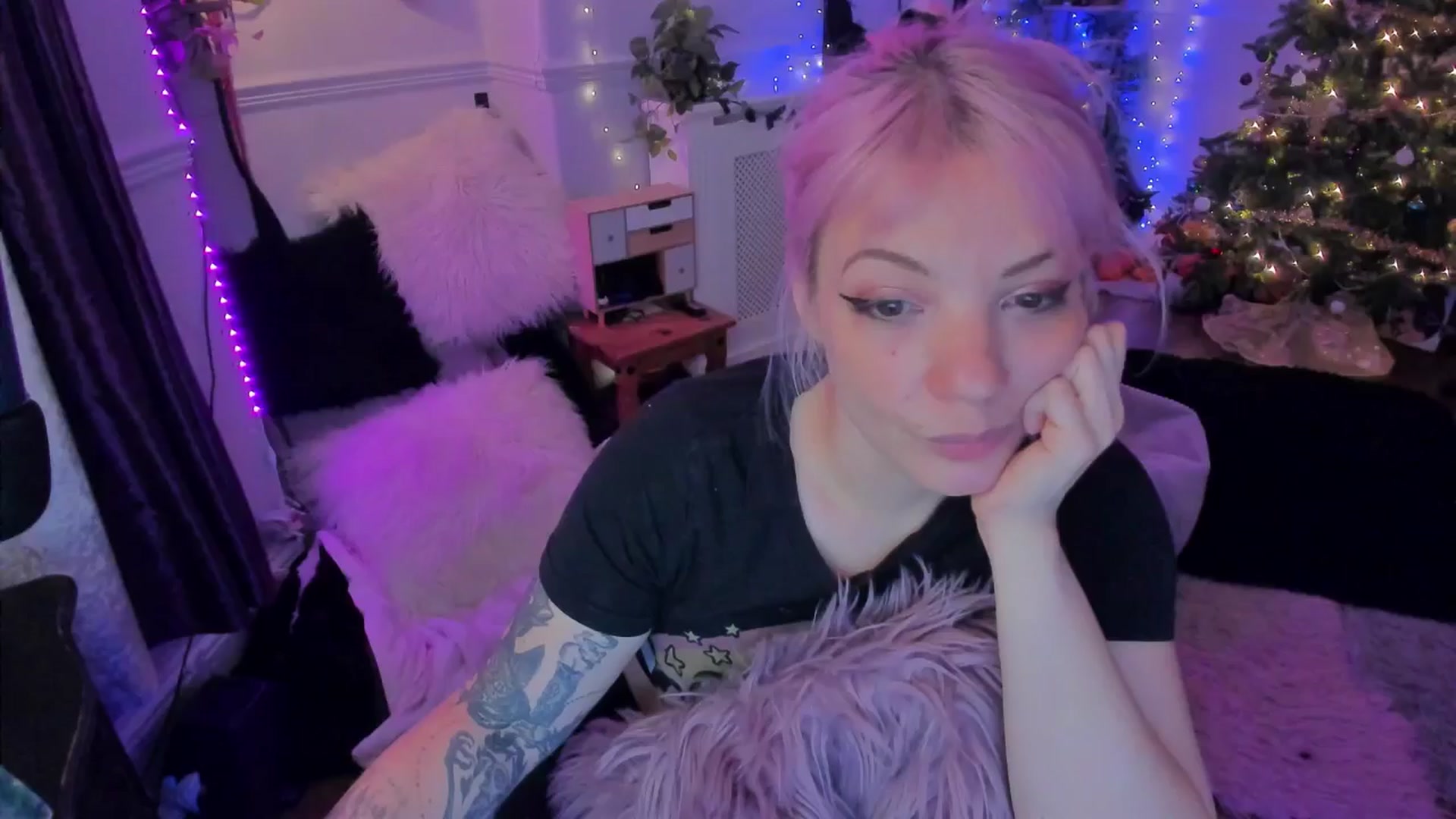 Gallery image thumbnail from LunaWolfie's myfreecams stream on, 12/16/2025, 23:31 image 12 of 20