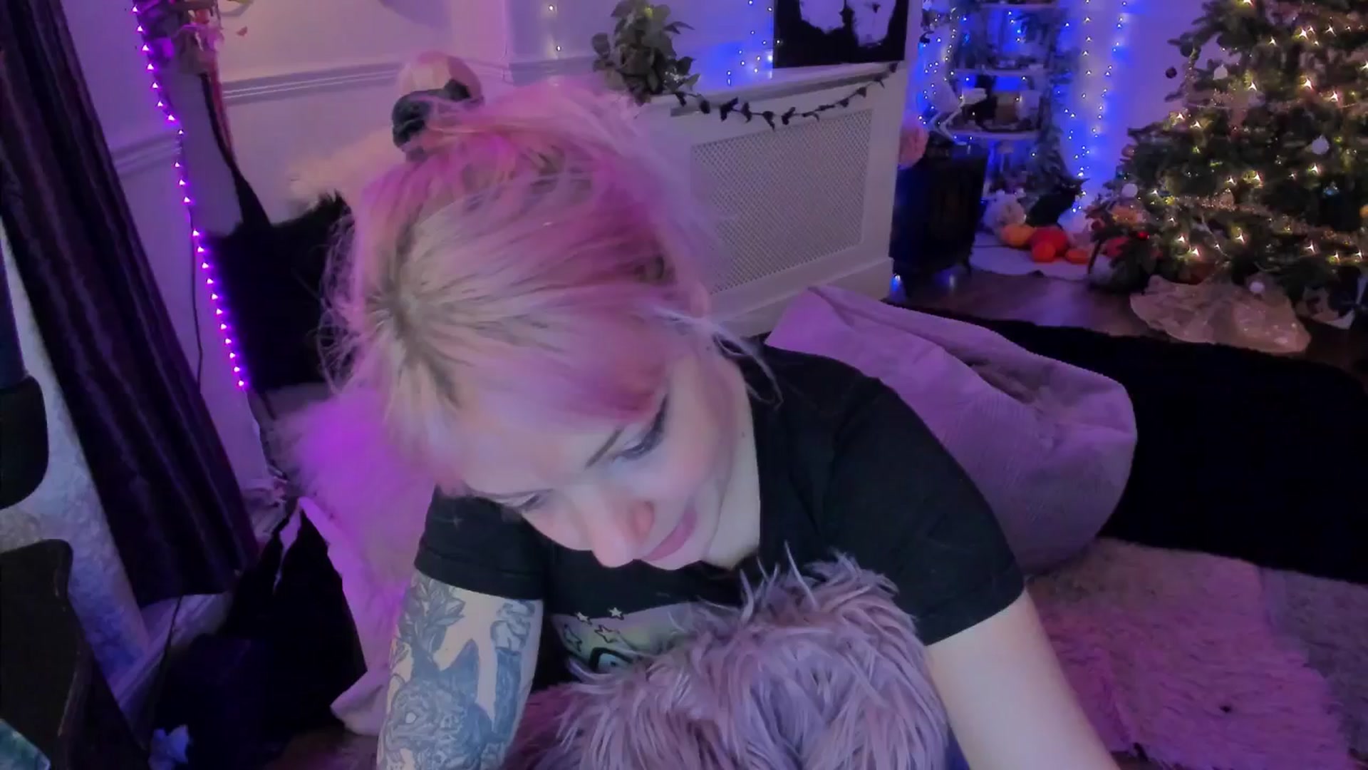 Gallery image thumbnail from LunaWolfie's myfreecams stream on, 12/16/2025, 23:31 image 11 of 20