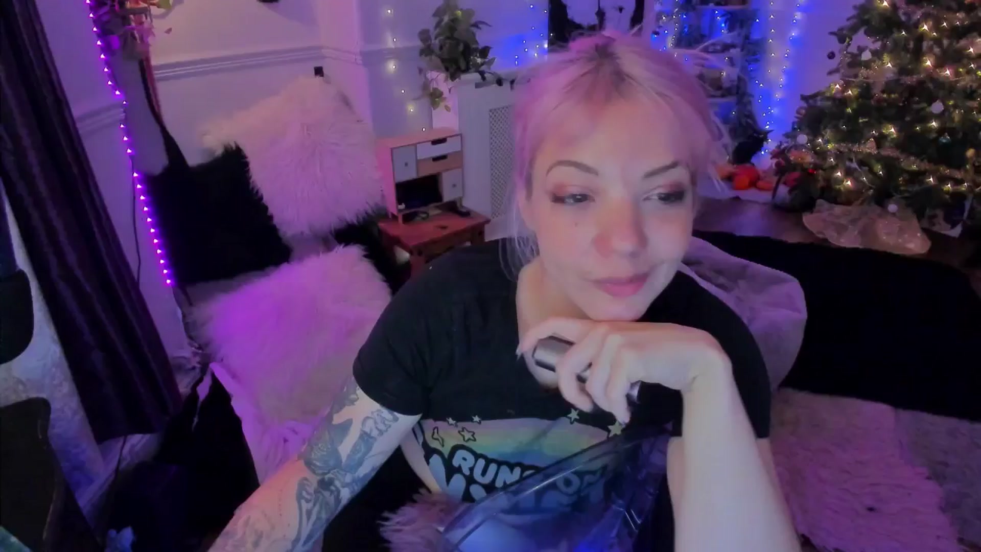 Gallery image thumbnail from LunaWolfie's myfreecams stream on, 12/16/2025, 23:31 image 7 of 20