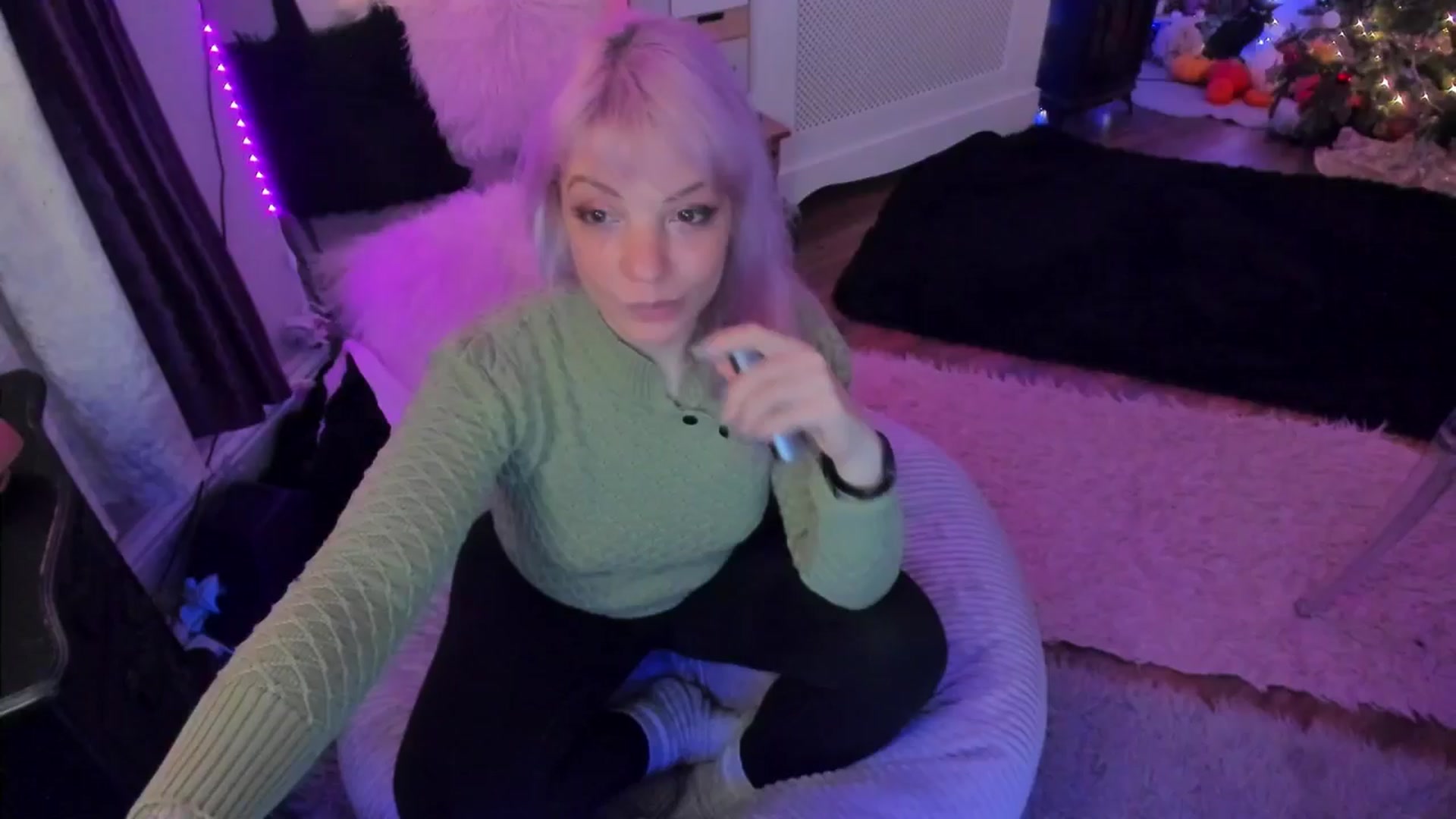 Gallery image thumbnail from LunaWolfie's myfreecams stream on, 12/18/2025, 18:26 image 13 of 20
