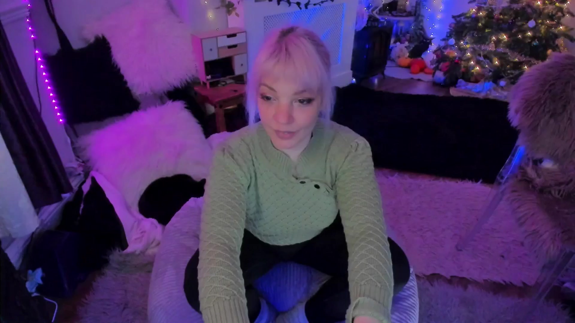 Gallery image thumbnail from LunaWolfie's myfreecams stream on, 12/18/2025, 18:26 image 4 of 20