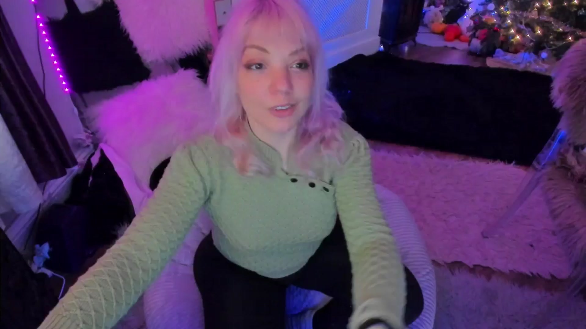 Gallery image thumbnail from LunaWolfie's myfreecams stream on, 12/18/2025, 18:26 image 6 of 20