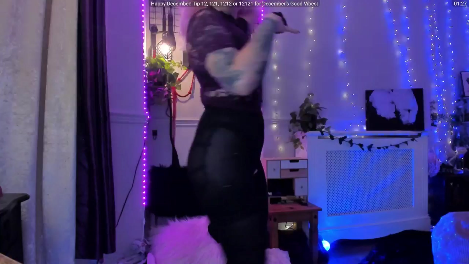 Gallery image thumbnail from LunaWolfie's myfreecams stream on, 12/18/2025, 18:26 image 17 of 20