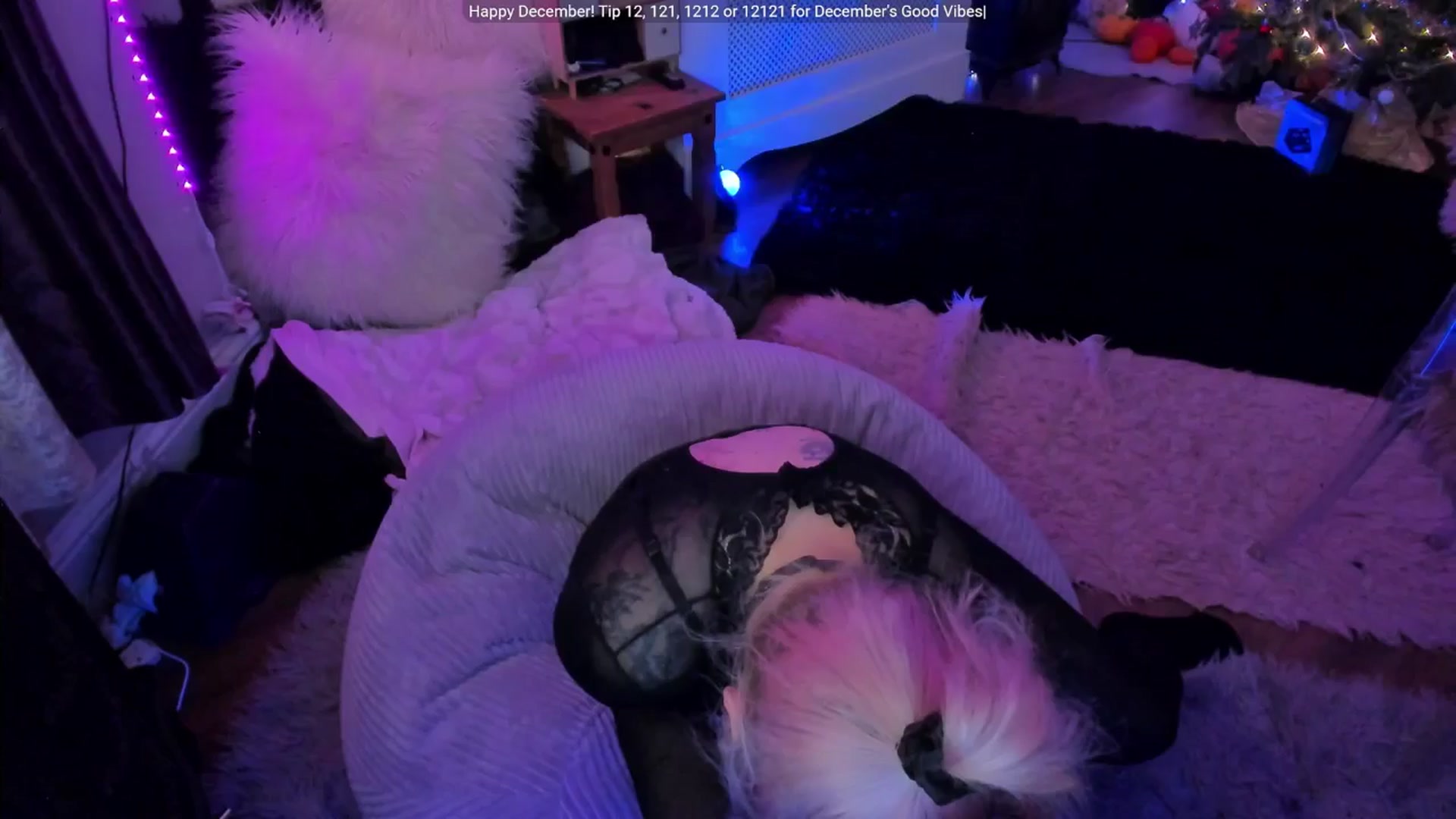 Gallery image thumbnail from LunaWolfie's myfreecams stream on, 12/19/2025, 18:26 image 15 of 20