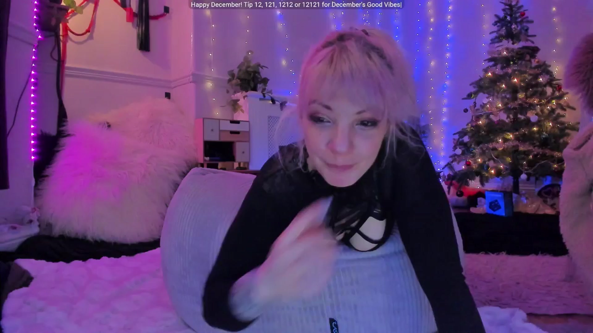 Gallery image thumbnail from LunaWolfie's myfreecams stream on, 12/19/2025, 21:13 image 2 of 20