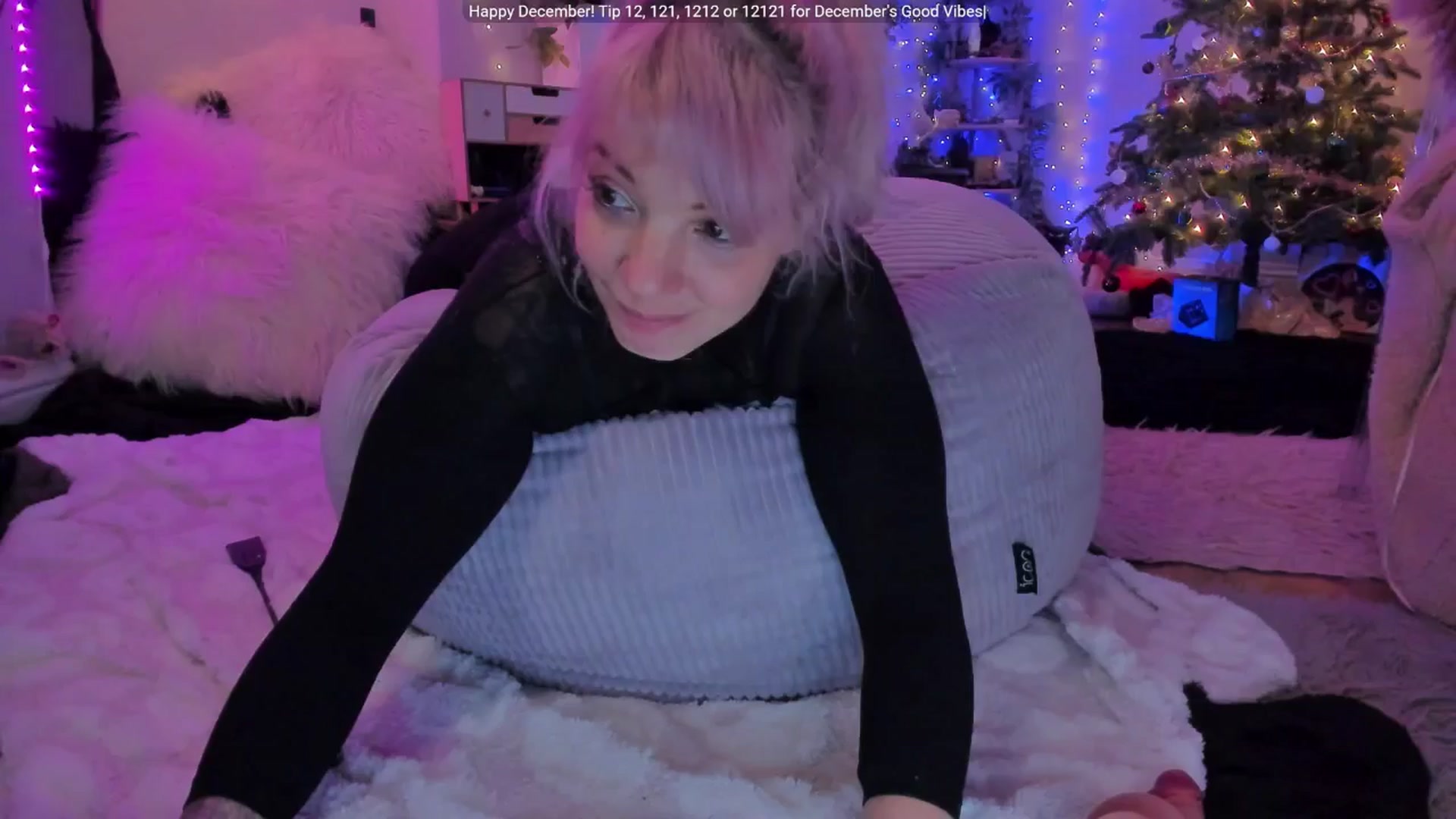 Gallery image thumbnail from LunaWolfie's myfreecams stream on, 12/19/2025, 21:13 image 14 of 20