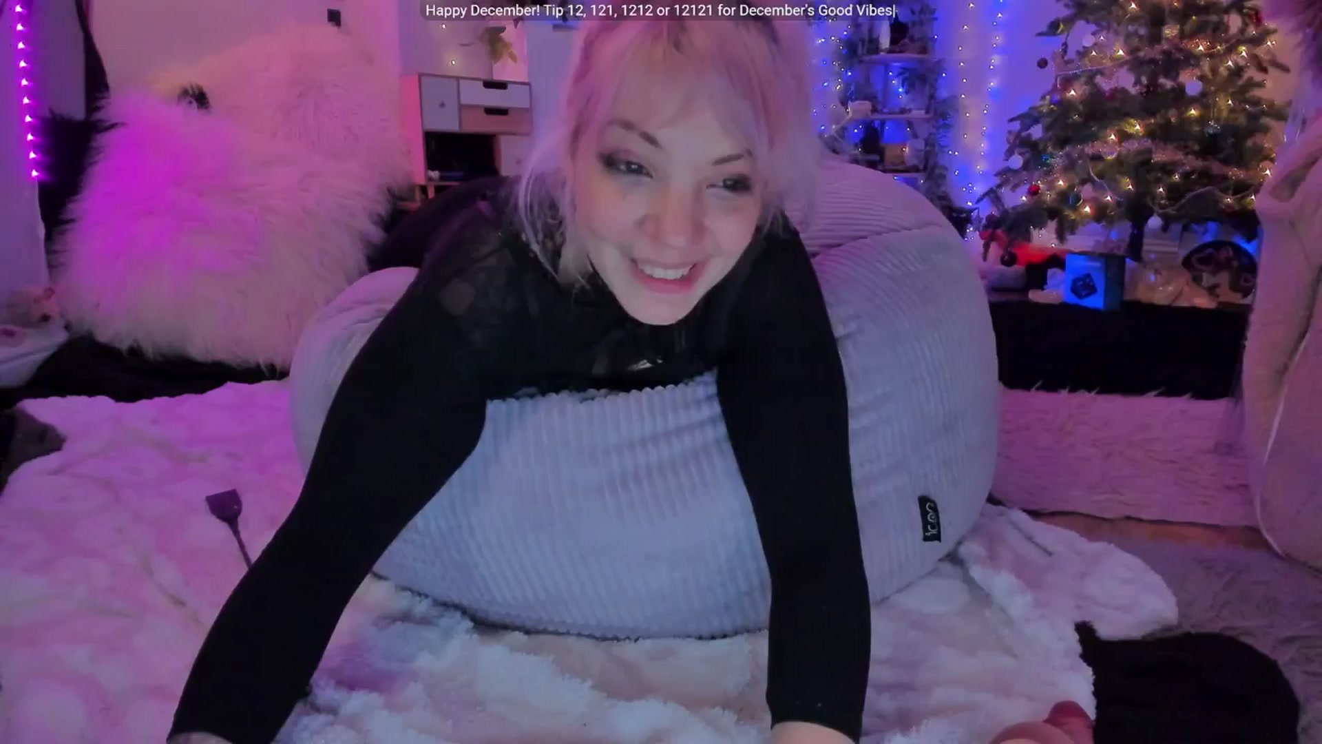 Gallery image thumbnail from LunaWolfie's myfreecams stream on, 12/19/2025, 21:13 image 16 of 20