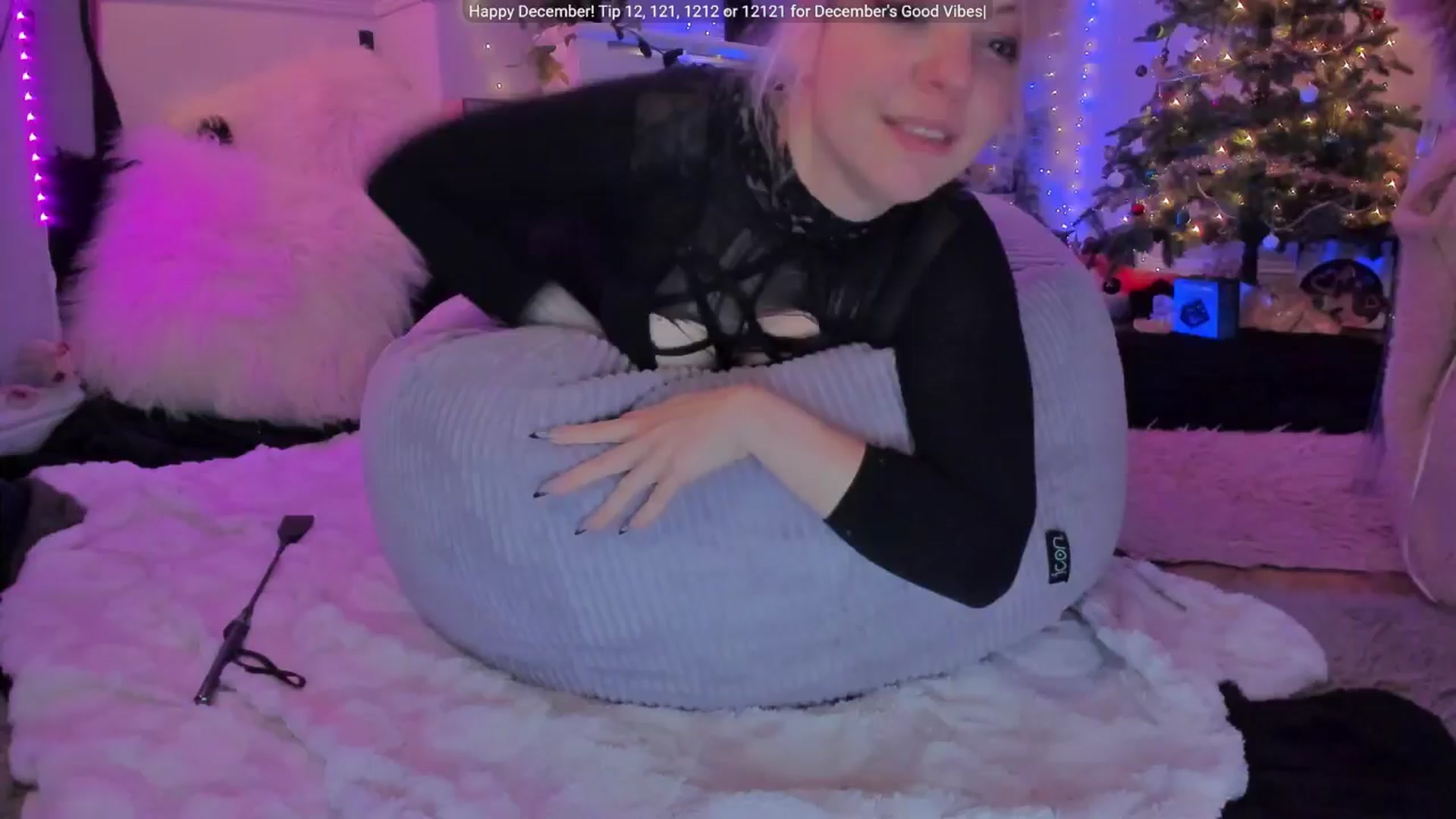 Gallery image thumbnail from LunaWolfie's myfreecams stream on, 12/19/2025, 21:13 image 13 of 20