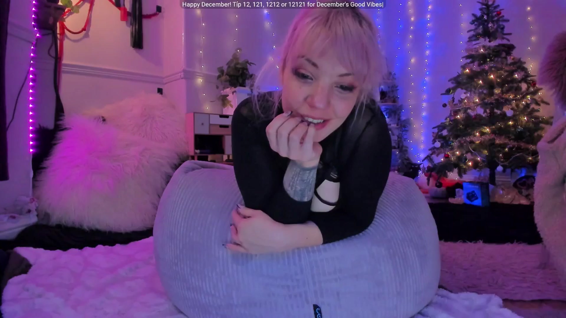 Gallery image thumbnail from LunaWolfie's myfreecams stream on, 12/19/2025, 21:13 image 1 of 20