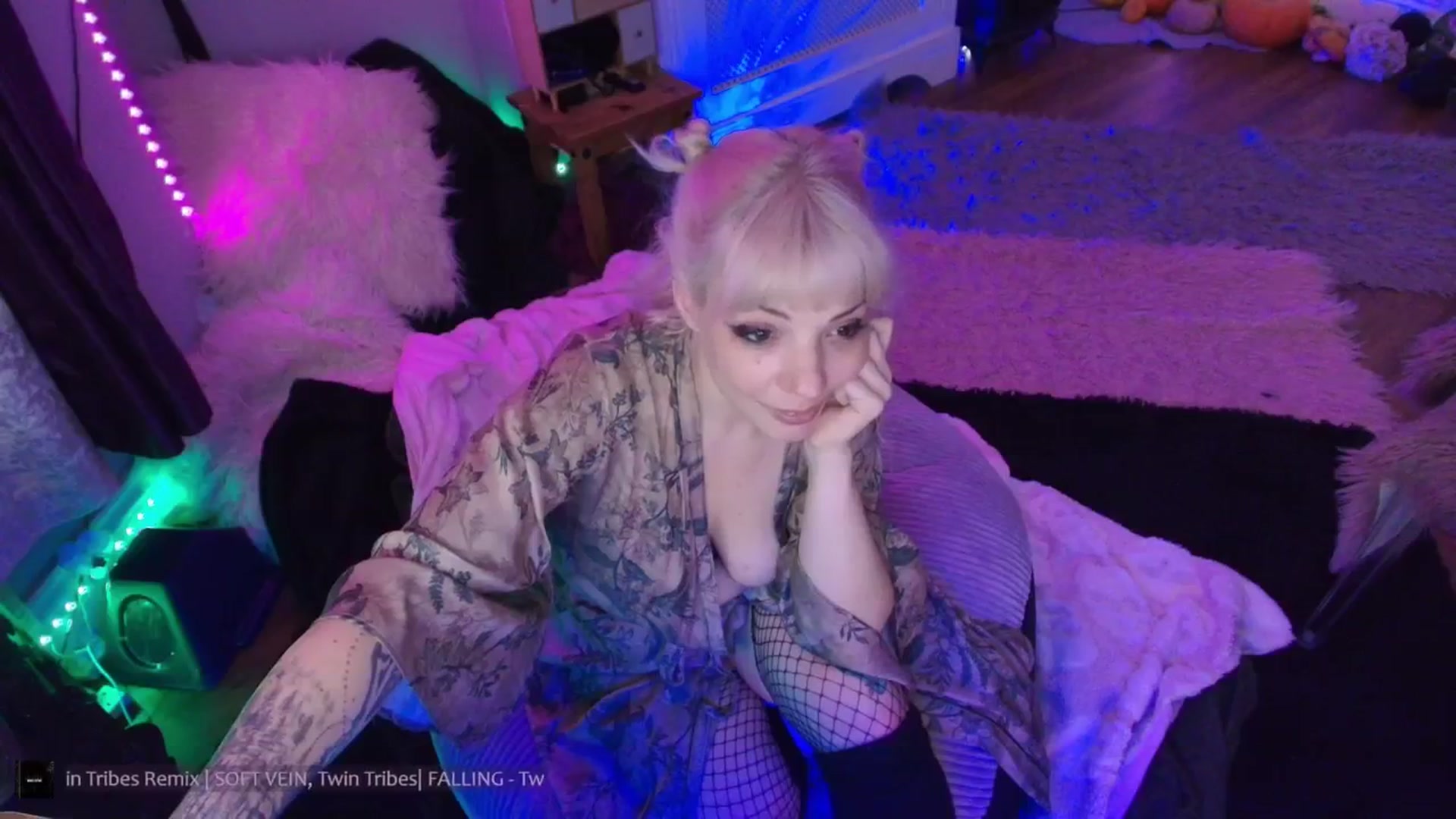 Gallery image thumbnail from LunaWolfie's myfreecams stream on, 02/13/2026, 21:09 image 12 of 20