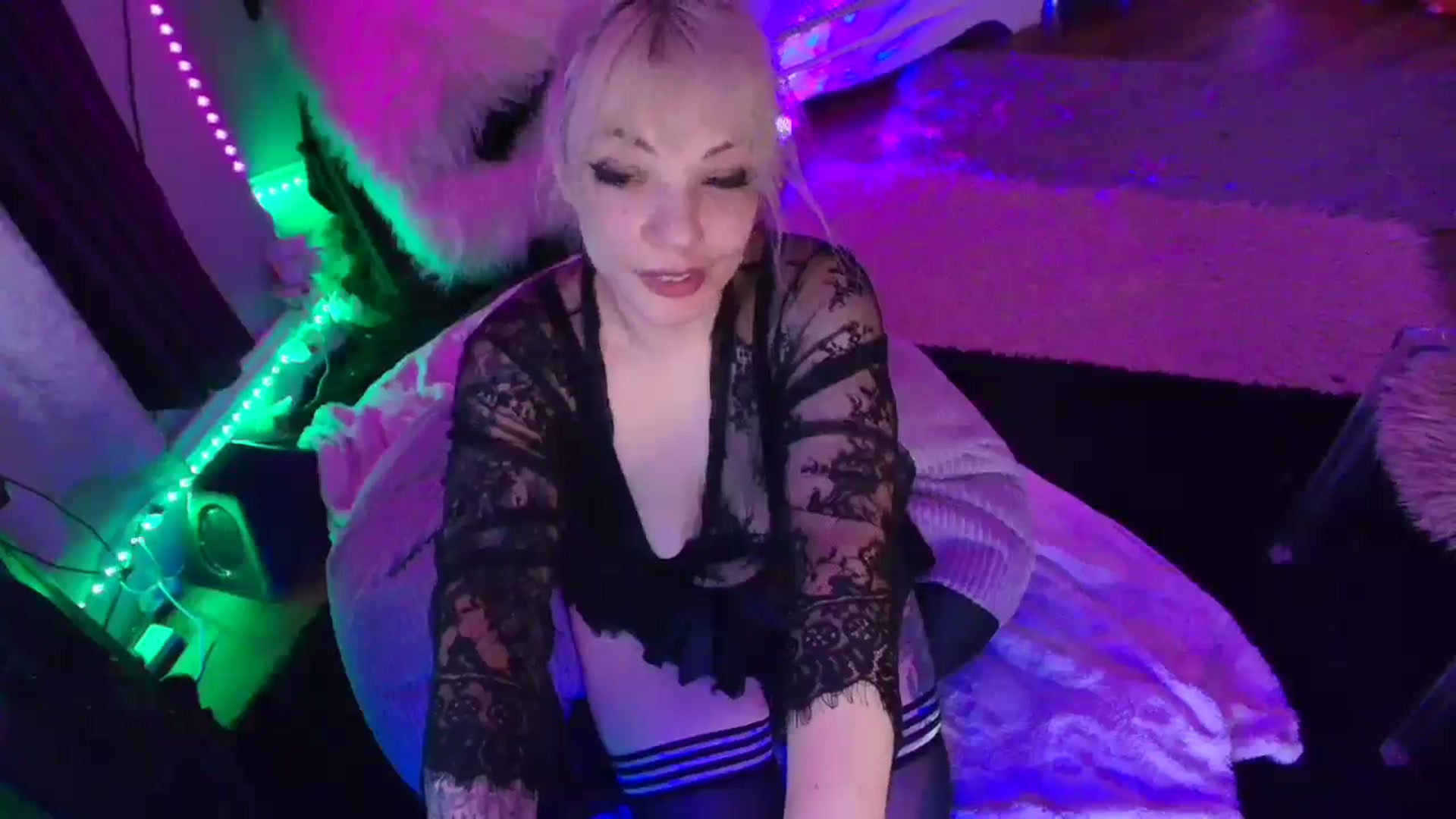 Gallery image thumbnail from LunaWolfie's myfreecams stream on, 03/05/2026, 17:56 image 17 of 20