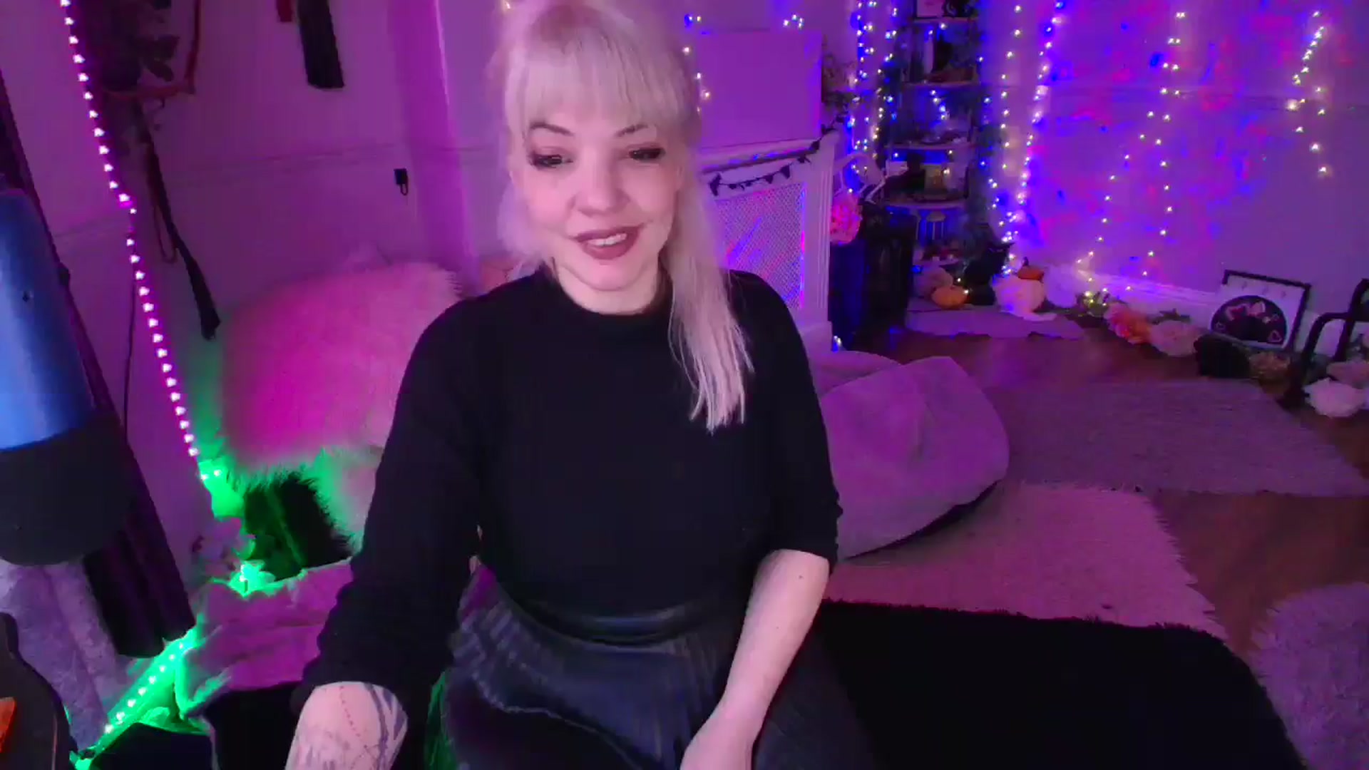 Gallery image thumbnail from LunaWolfie's myfreecams stream on, 03/16/2026, 17:44 image 15 of 20