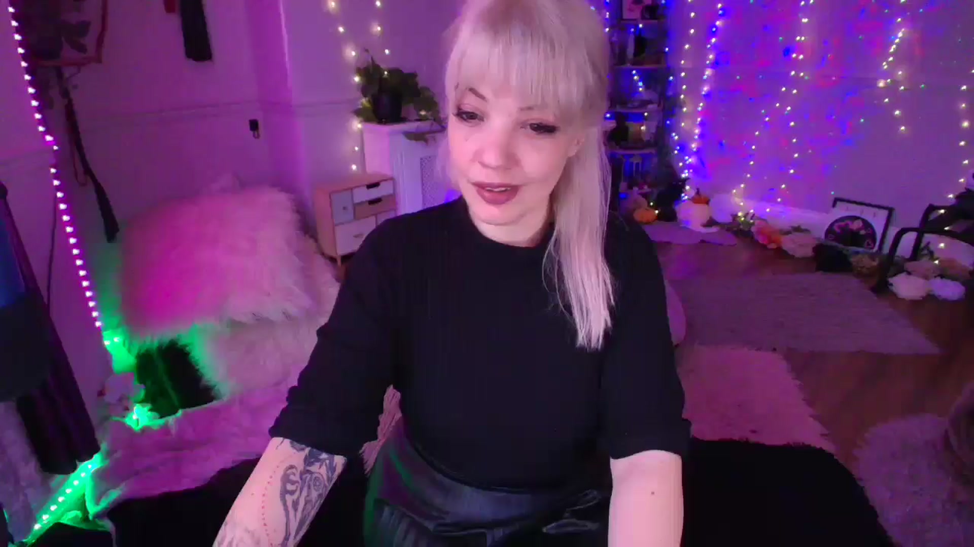 Gallery image thumbnail from LunaWolfie's myfreecams stream on, 03/16/2026, 17:44 image 18 of 20