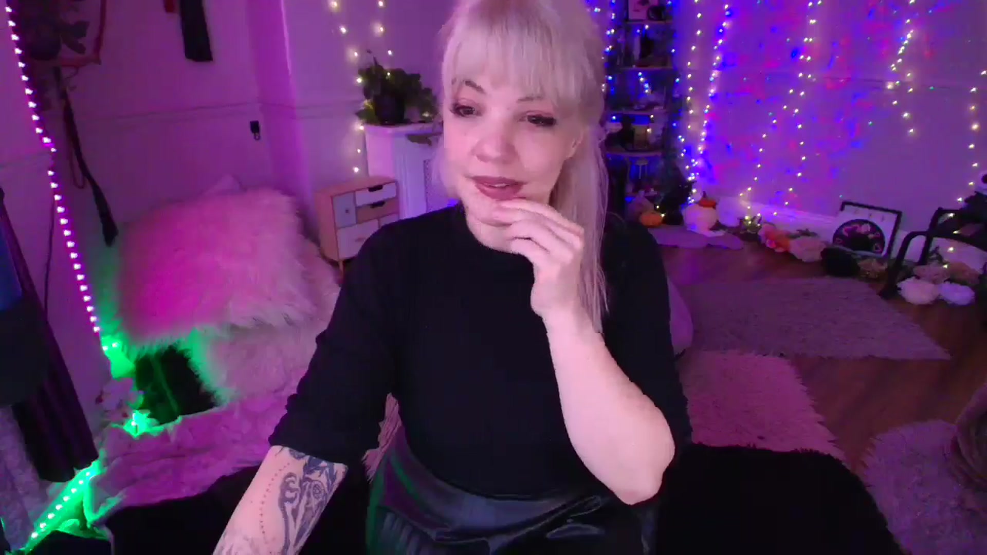 Gallery image thumbnail from LunaWolfie's myfreecams stream on, 03/16/2026, 17:44 image 17 of 20