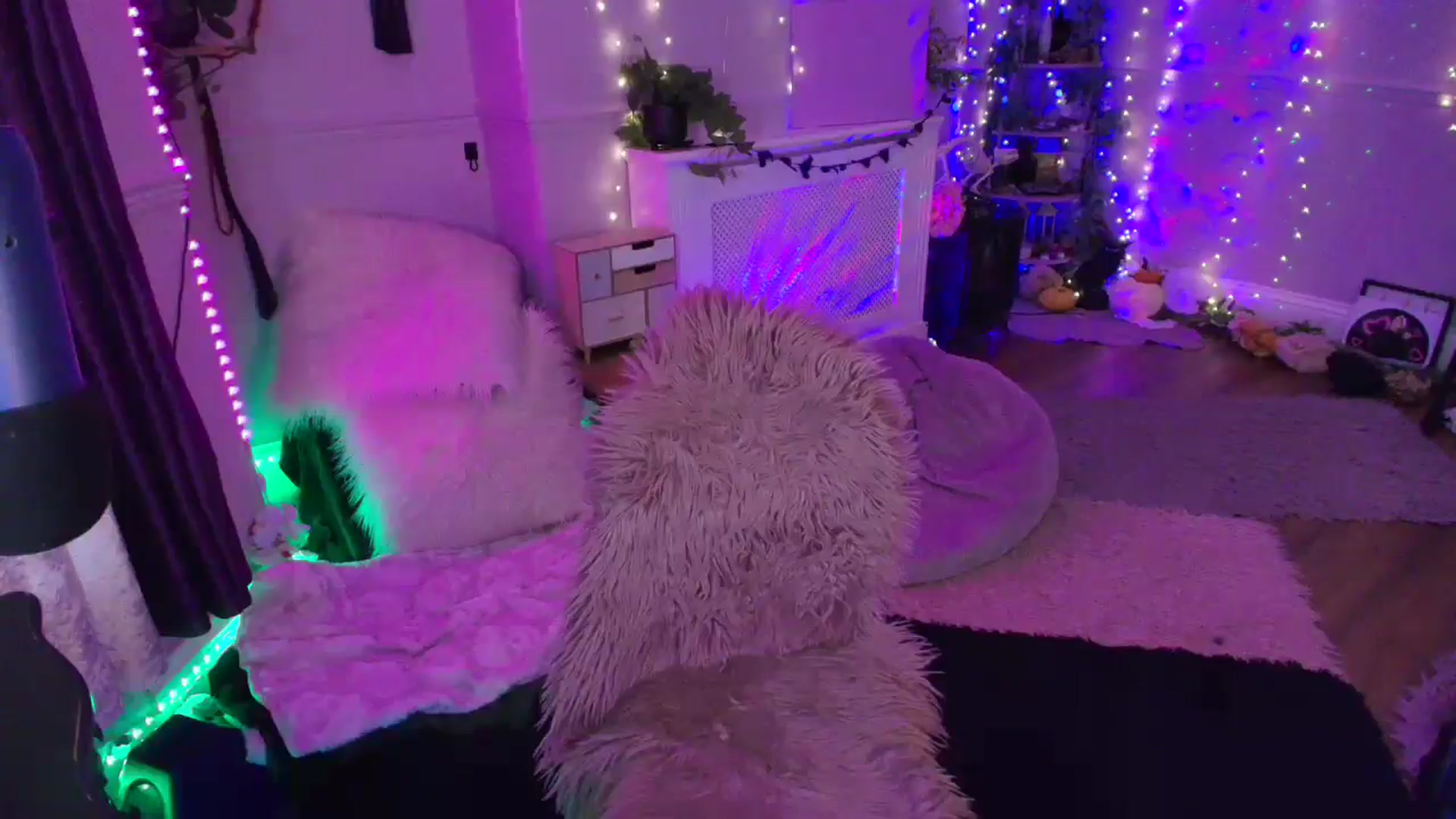 Gallery image thumbnail from LunaWolfie's myfreecams stream on, 03/17/2026, 19:30 image 17 of 20