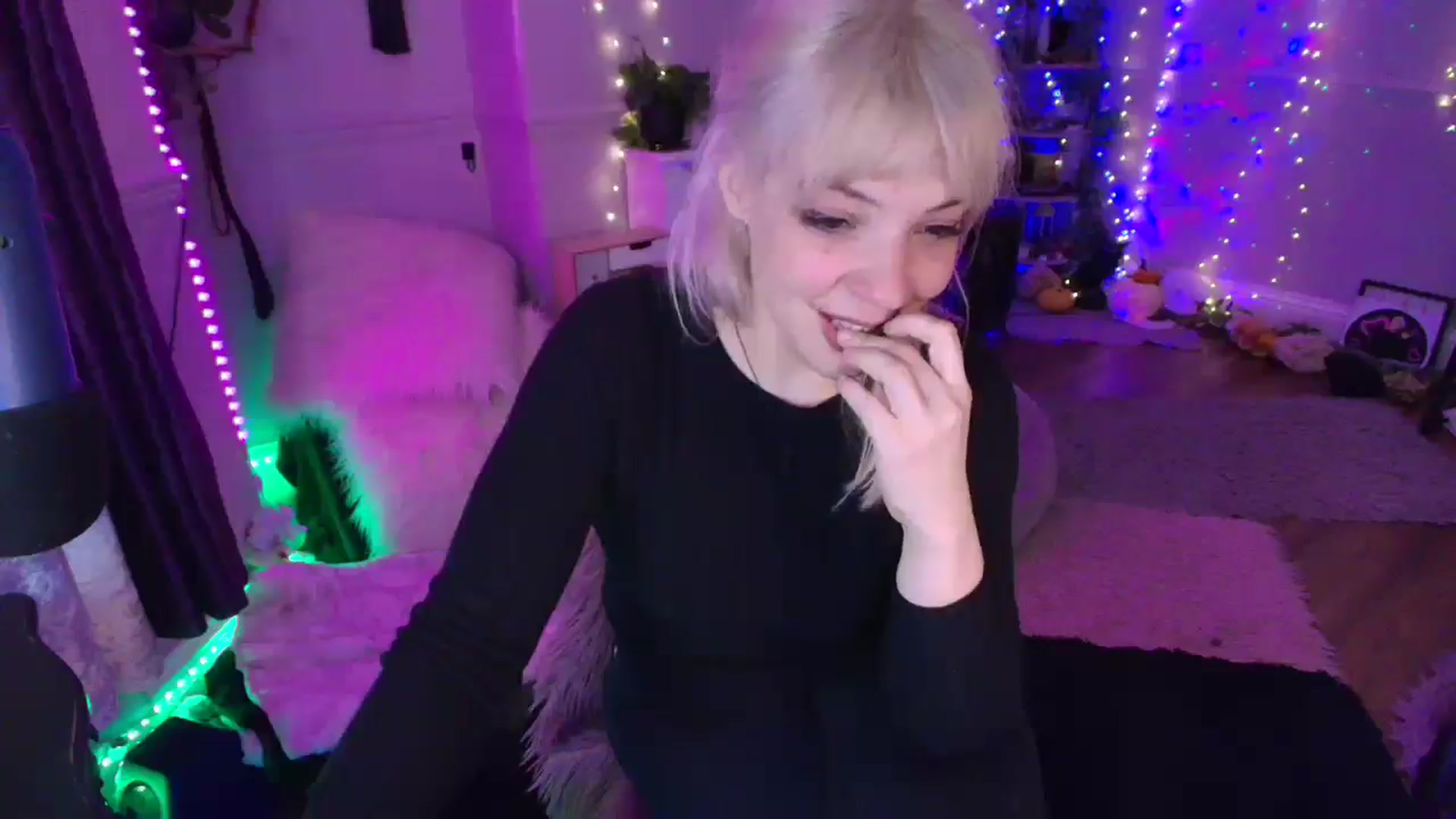 Gallery image thumbnail from LunaWolfie's myfreecams stream on, 03/17/2026, 19:30 image 15 of 20