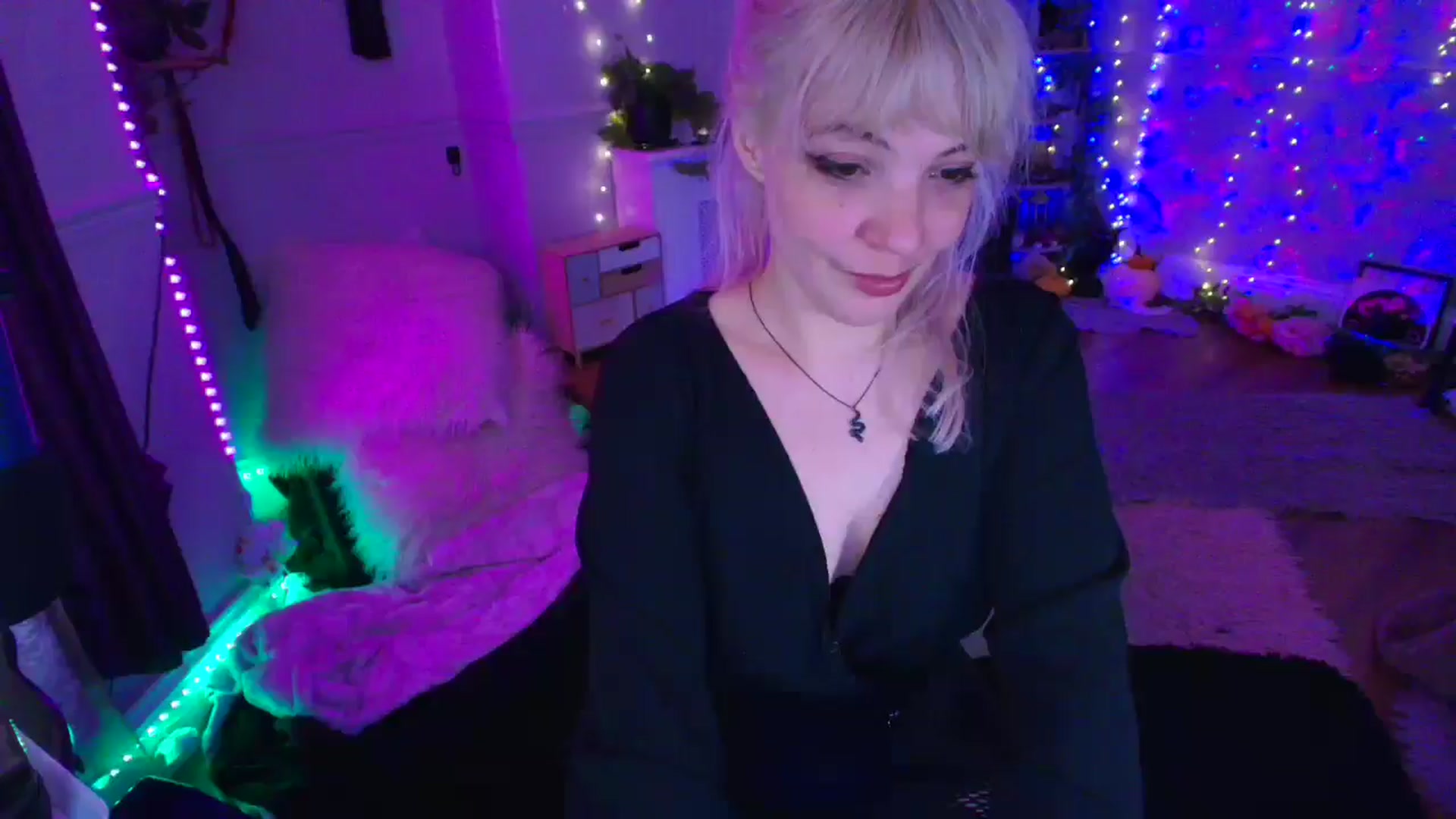 Gallery image thumbnail from LunaWolfie's myfreecams stream on, 03/19/2026, 18:22 image 15 of 20