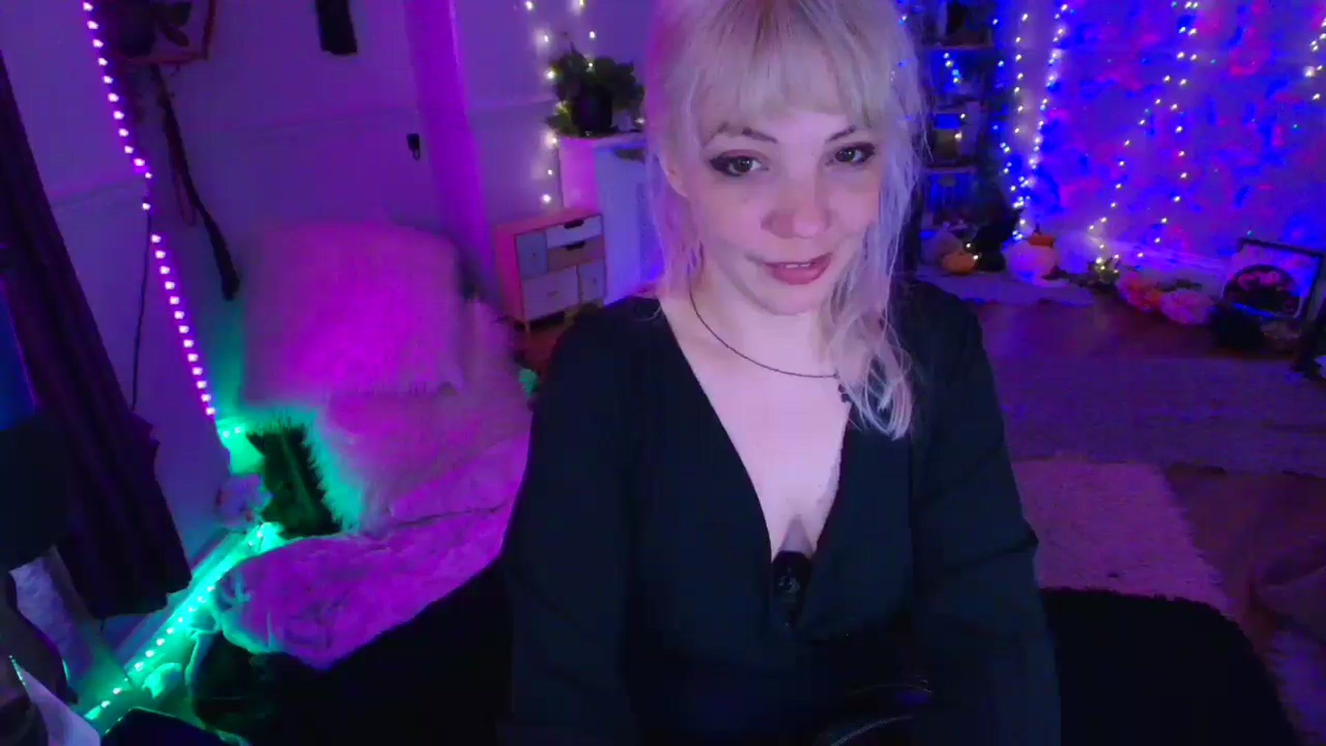 Gallery image thumbnail from LunaWolfie's myfreecams stream on, 03/19/2026, 18:22 image 18 of 20