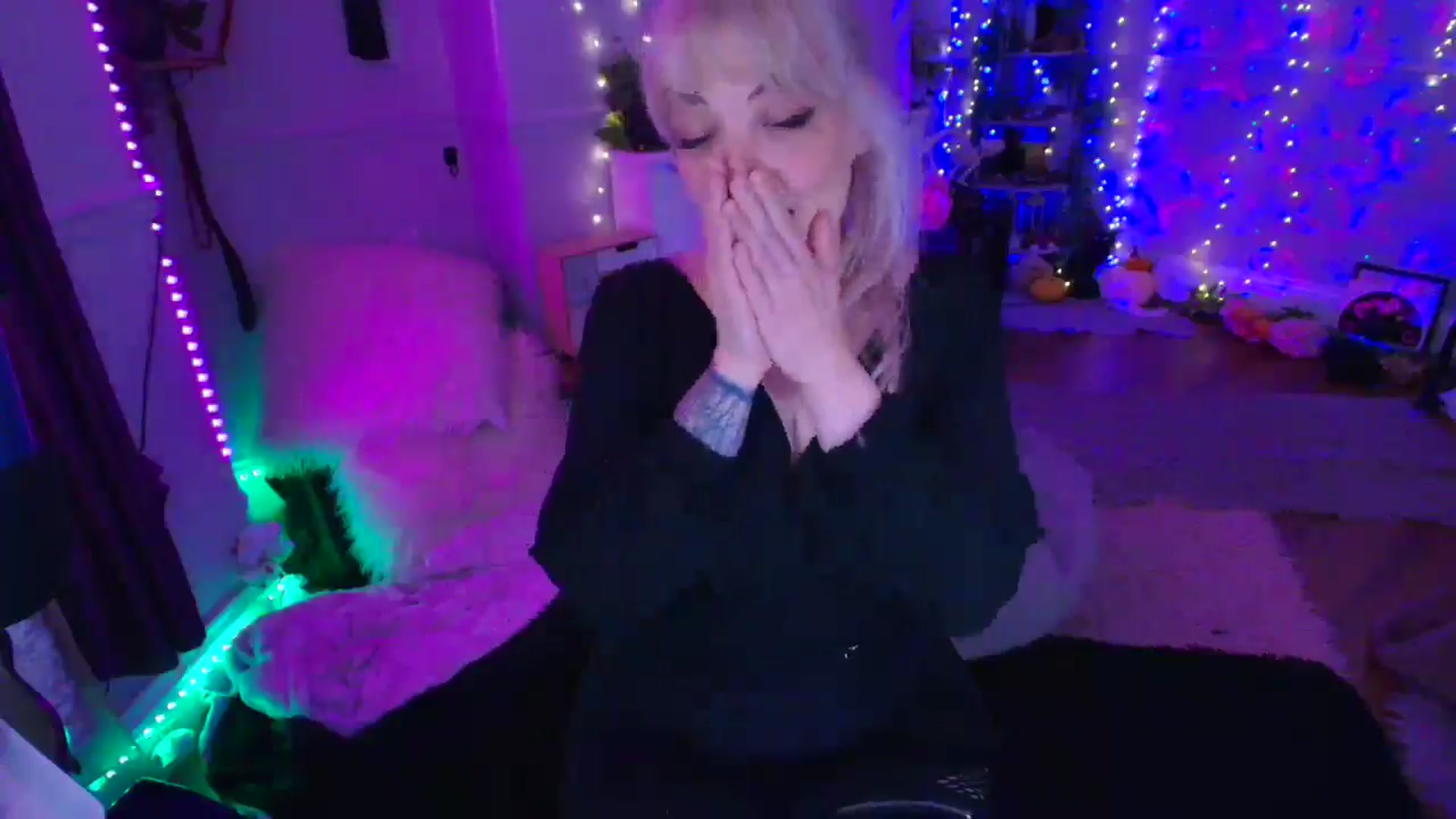 Gallery image thumbnail from LunaWolfie's myfreecams stream on, 03/19/2026, 18:22 image 7 of 20
