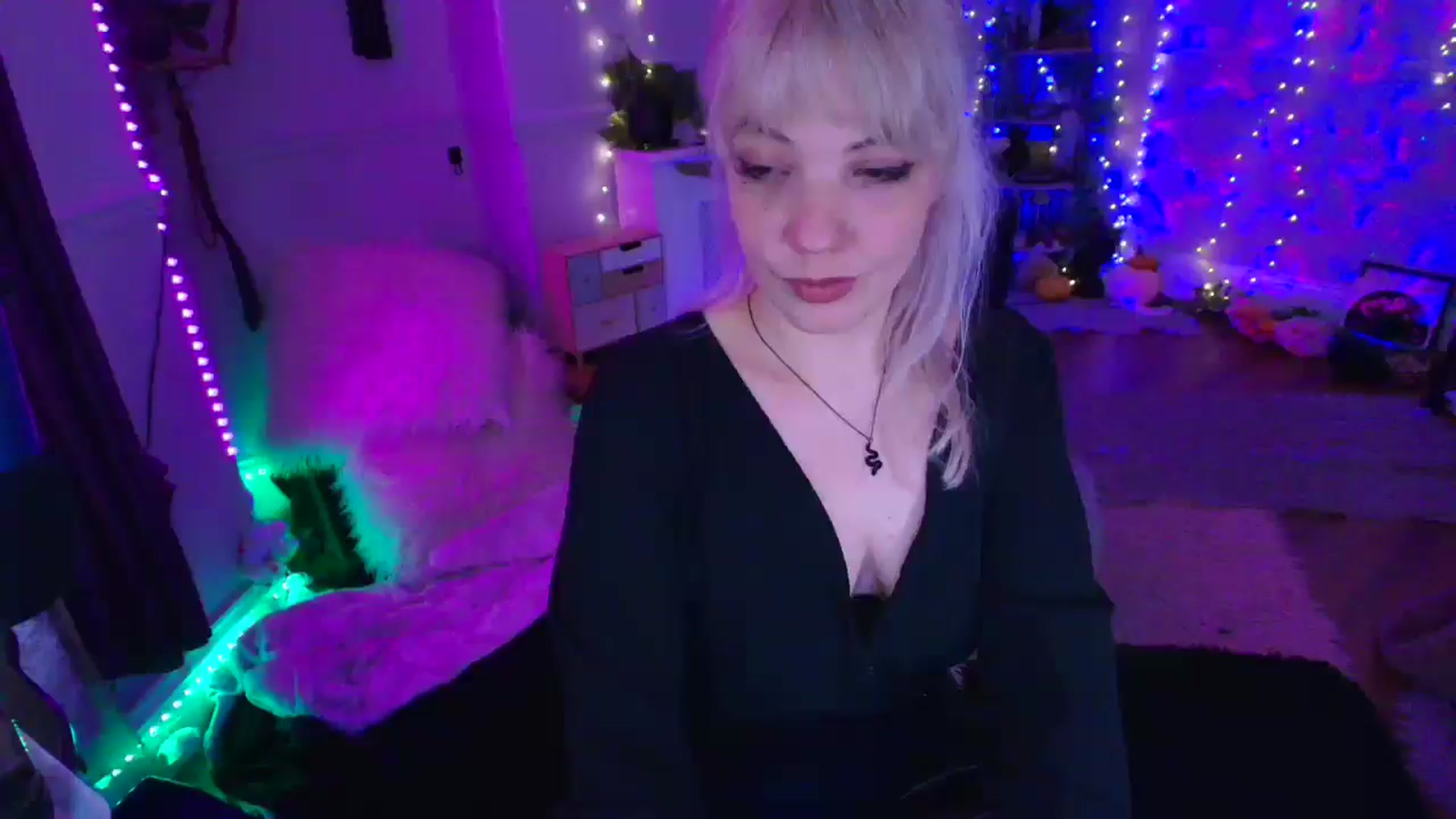 Gallery image thumbnail from LunaWolfie's myfreecams stream on, 03/19/2026, 18:22 image 19 of 20