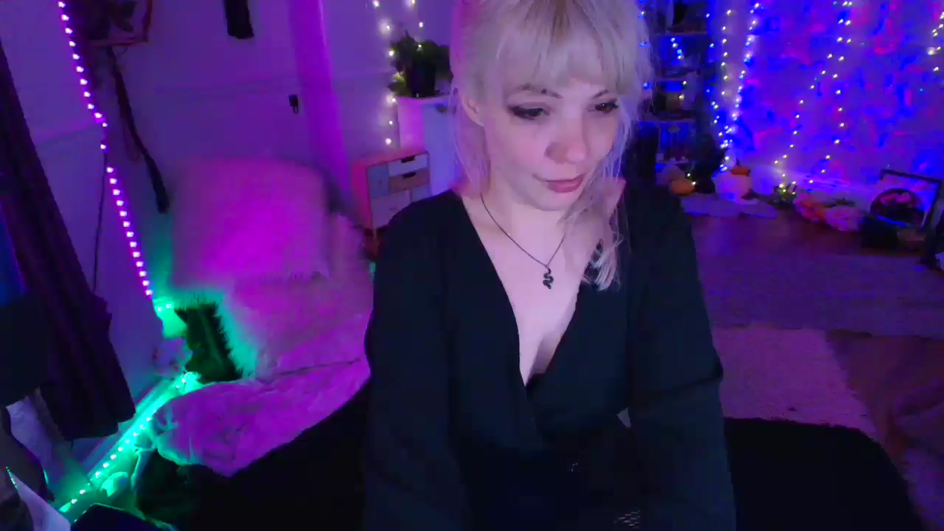 Gallery image thumbnail from LunaWolfie's myfreecams stream on, 03/19/2026, 18:22 image 14 of 20