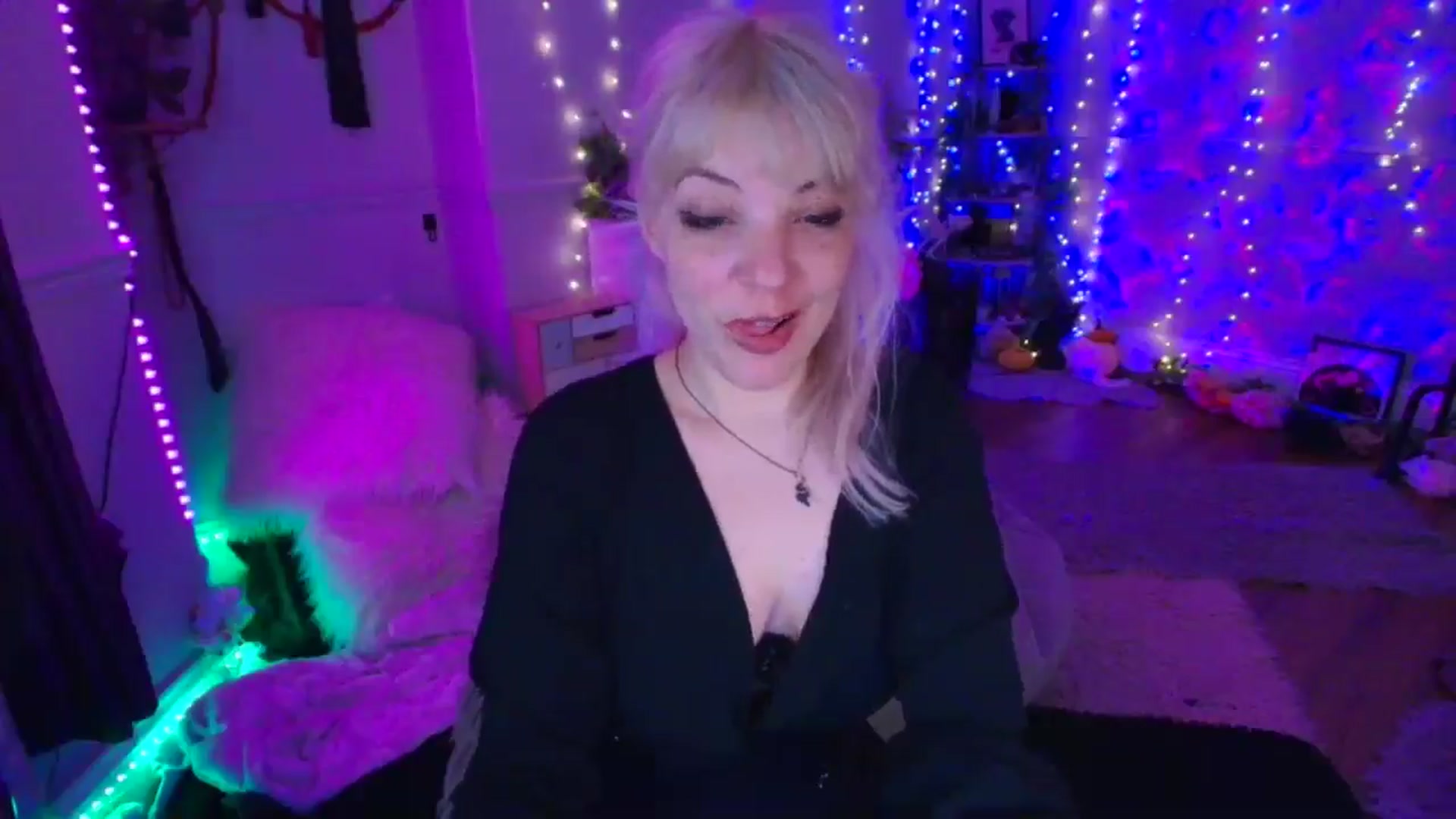 Gallery image thumbnail from LunaWolfie's myfreecams stream on, 03/19/2026, 20:42 image 4 of 20