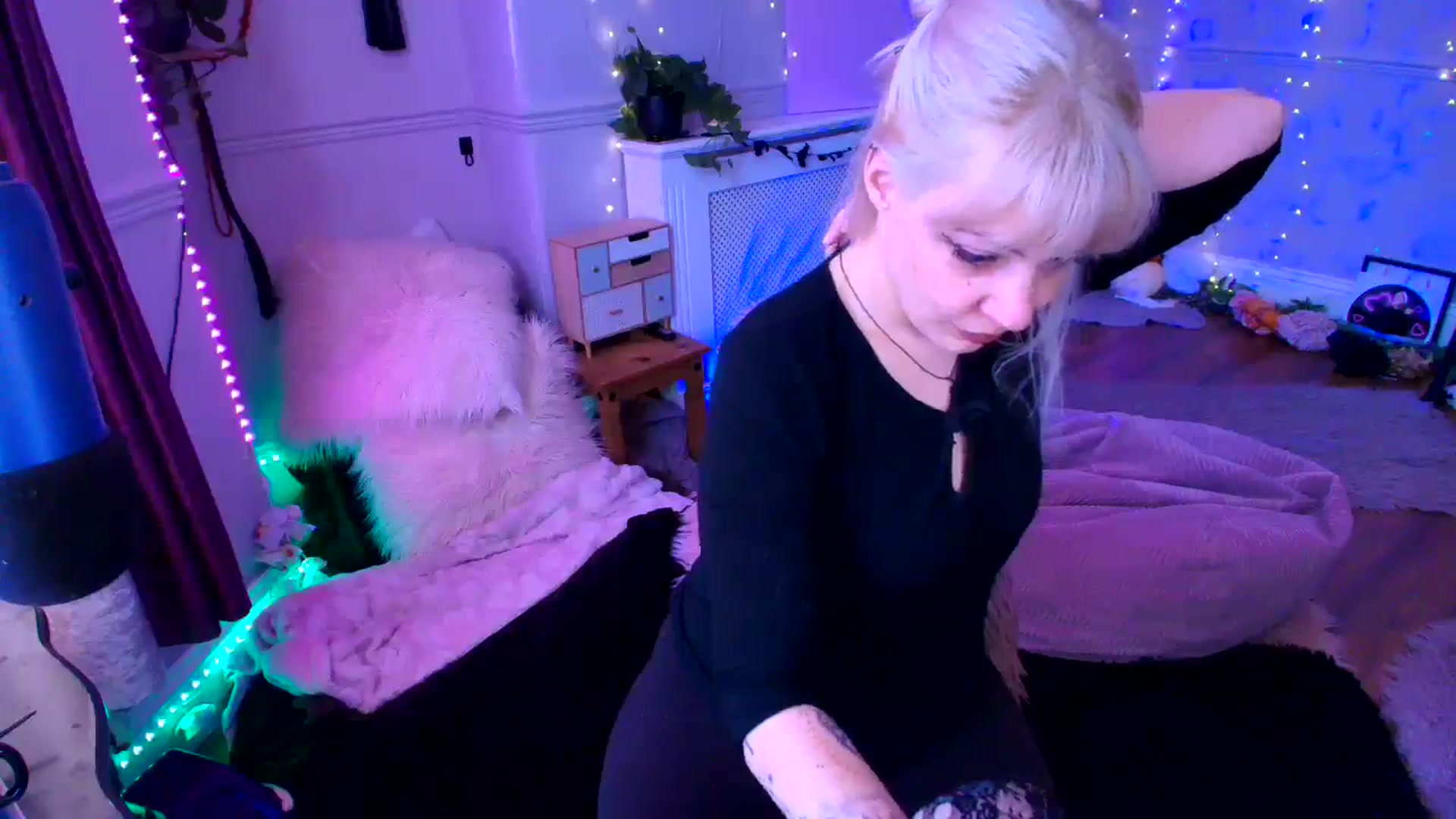 Gallery image thumbnail from LunaWolfie's myfreecams stream on, 03/20/2026, 16:30 image 10 of 20