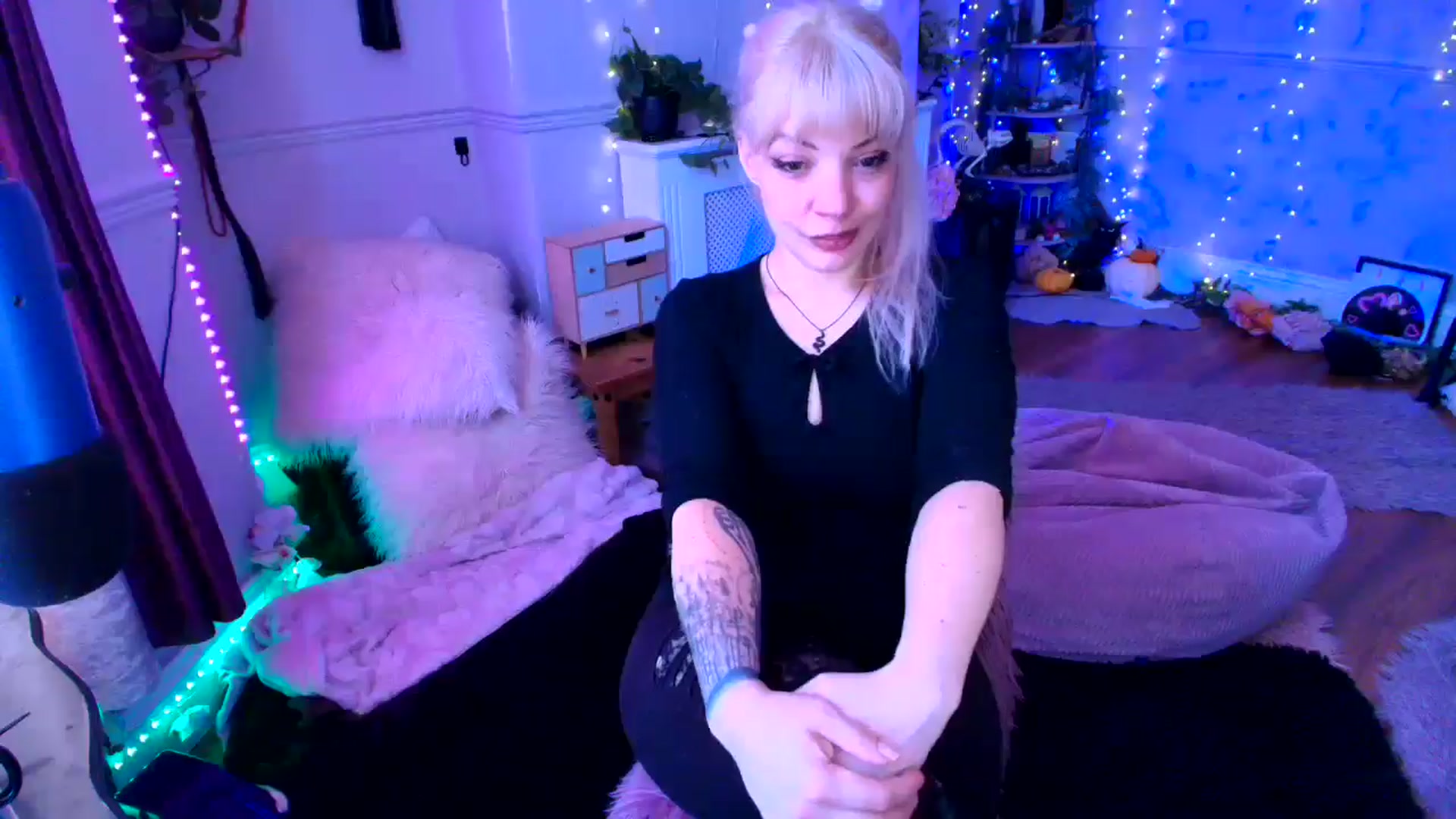 Gallery image thumbnail from LunaWolfie's myfreecams stream on, 03/20/2026, 16:30 image 6 of 20
